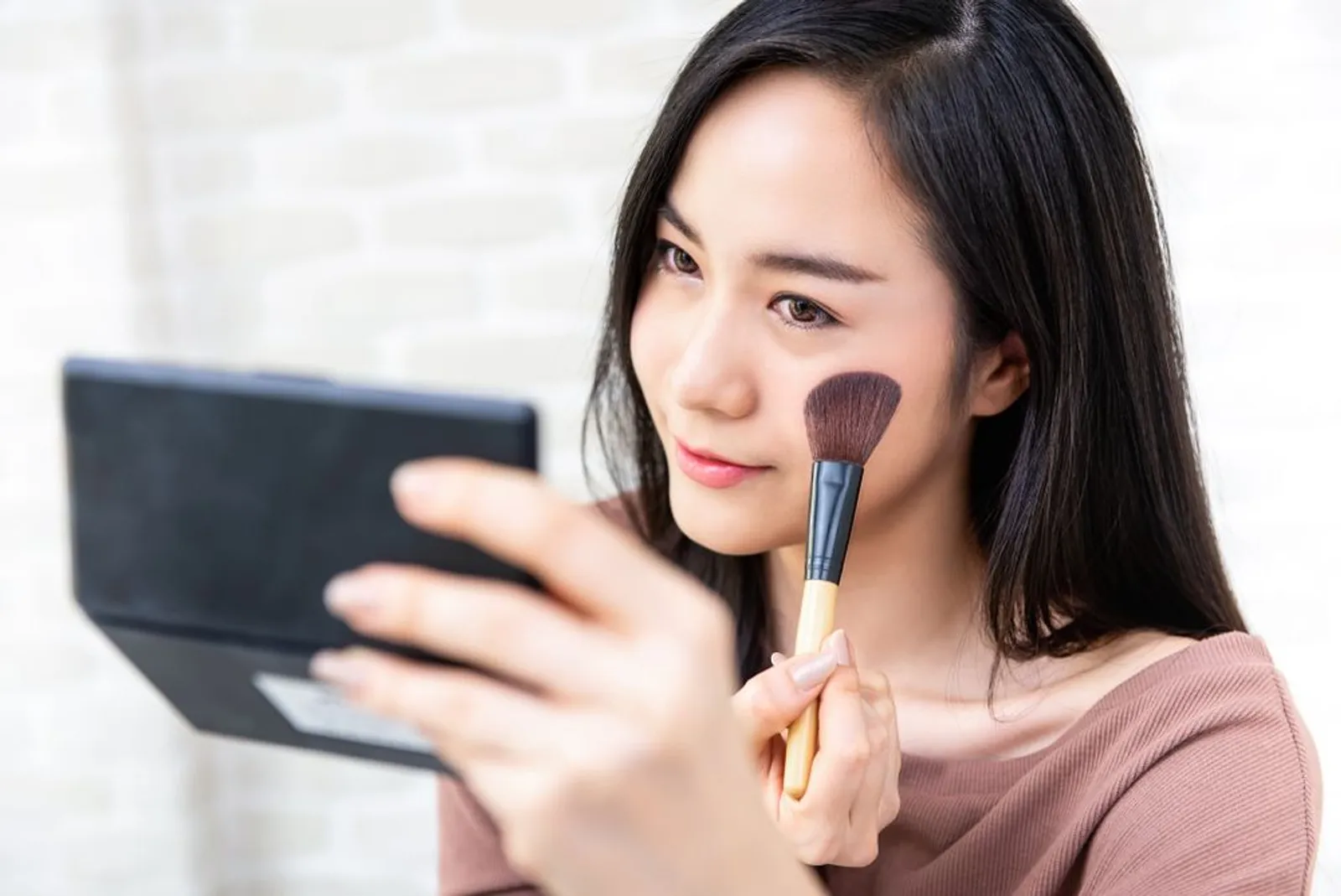 5 Tips Makeup Simple yang Bisa Dicoba Saat Buru-Buru, Cuma 2 Menit!