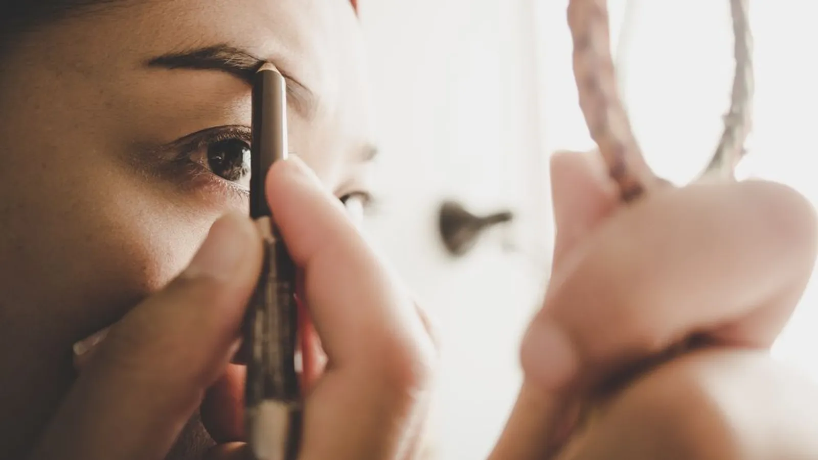 5 Tips Makeup Simple yang Bisa Dicoba Saat Buru-Buru, Cuma 2 Menit!