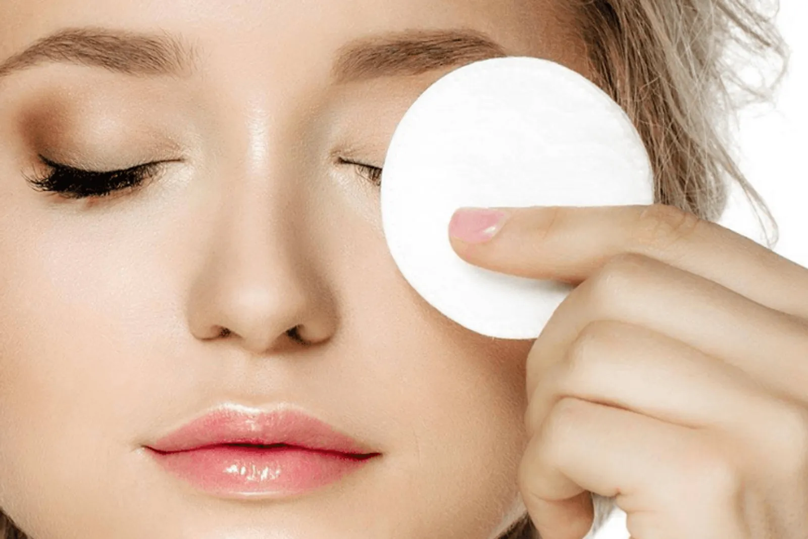 5 Cara Mencegah Infeksi Mata Walau Sering Menggunakan Makeup