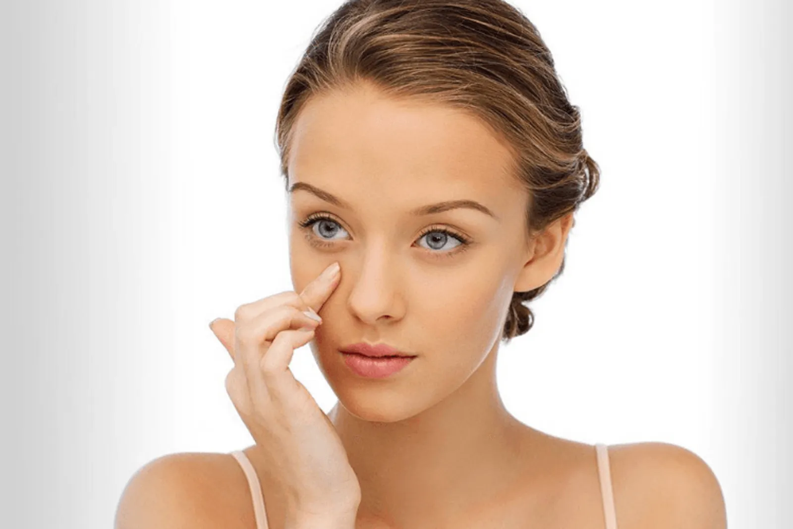 5 Cara Mencegah Infeksi Mata Walau Sering Menggunakan Makeup