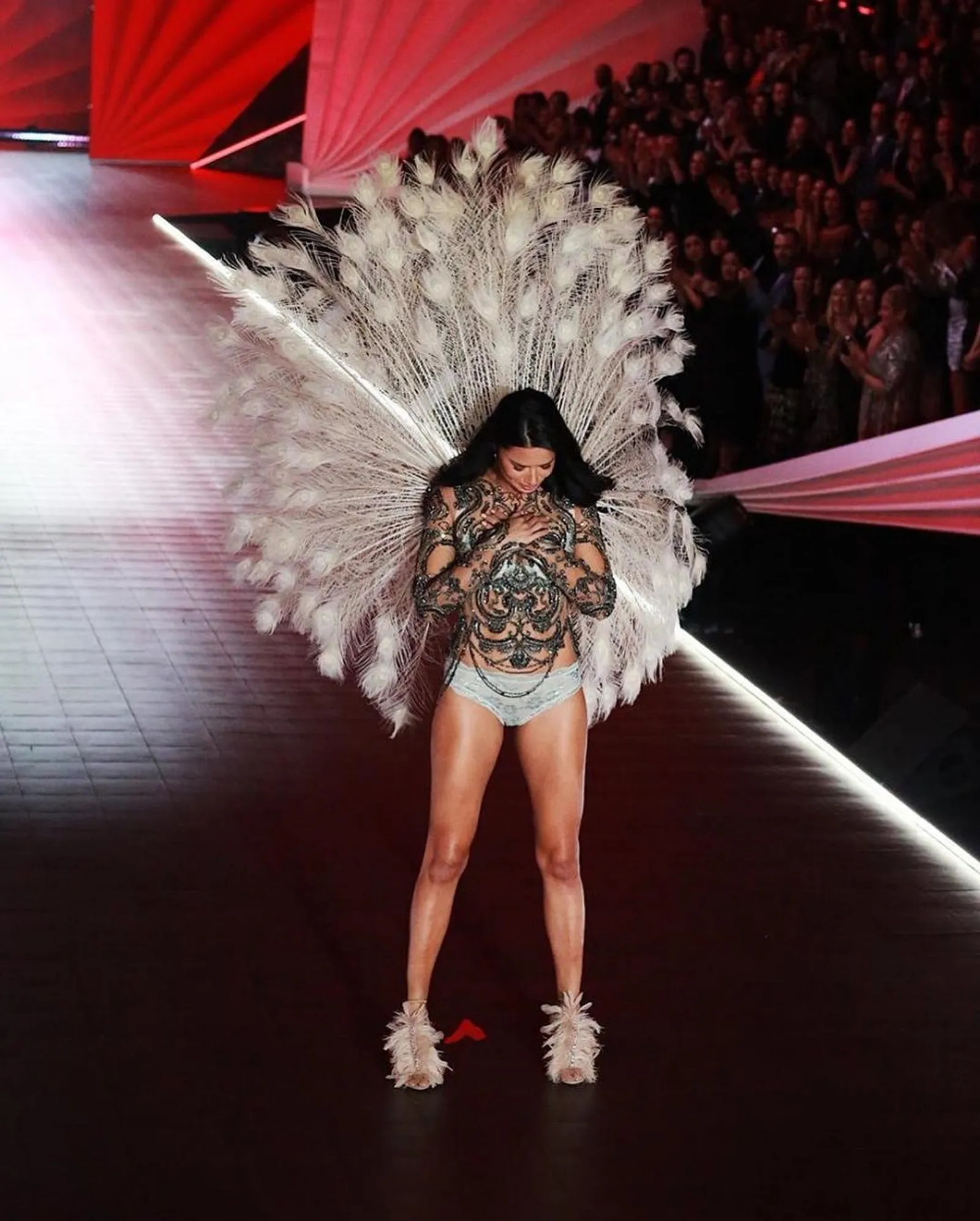Model Adriana Lima Umumkan Pensiun dari Victoria's Secret Angels