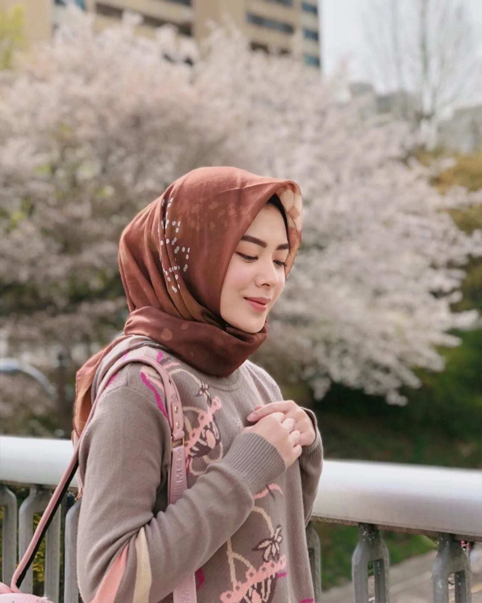4 Trik Aplikasikan Hijab Segi Empat dari Ayana Moon untuk Daily Outfit