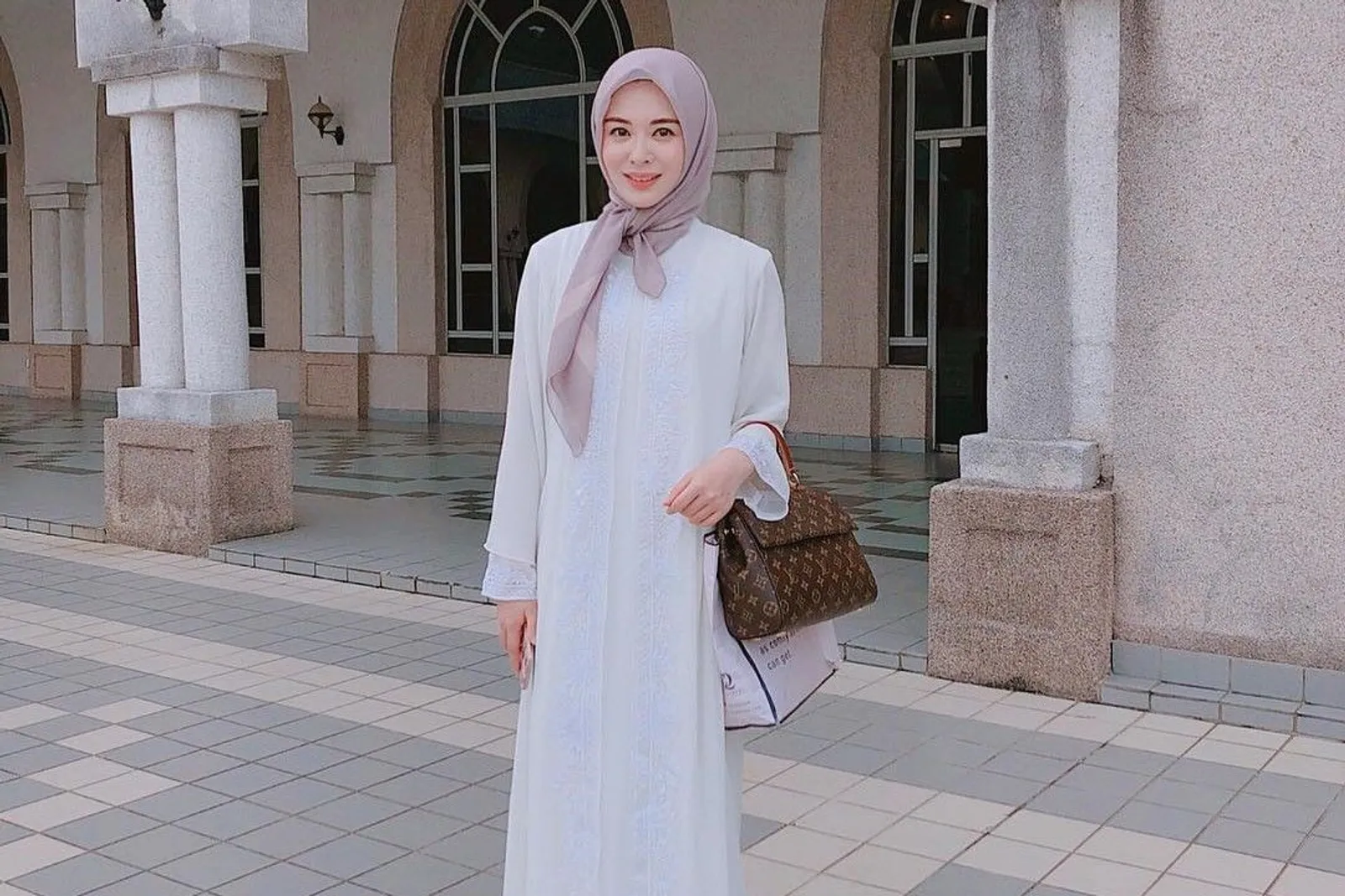 4 Trik Aplikasikan Hijab Segi Empat dari Ayana Moon untuk Daily Outfit