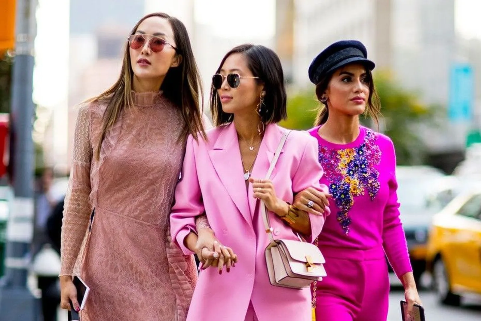 Ini Alasan Mengapa Kamu Wajib Investasikan Outfit Warna Pink