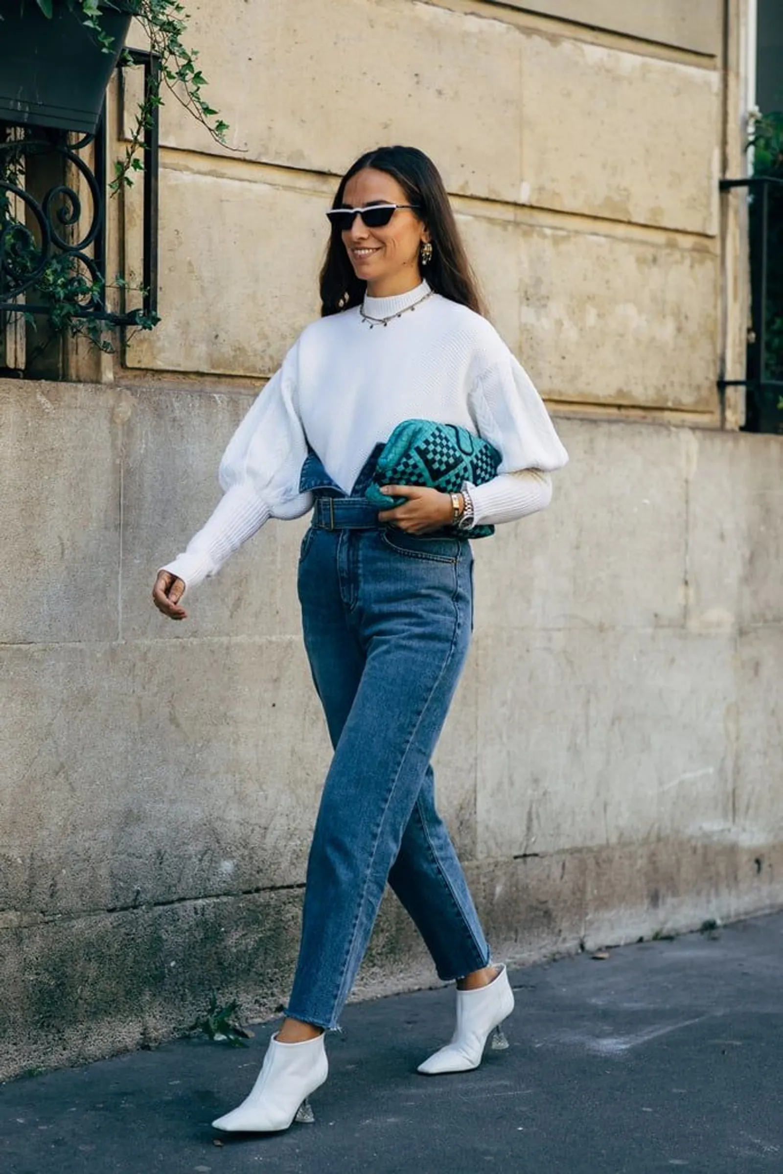 7 Cara Styling Sweater + Jeans yang Paling Trendi