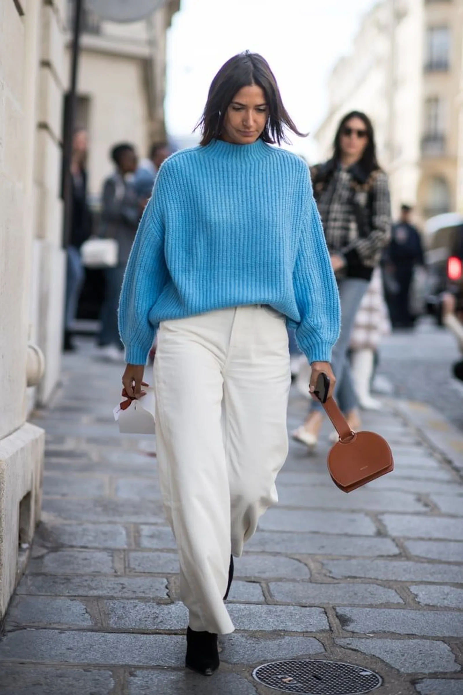 7 Cara Styling Sweater + Jeans yang Paling Trendi