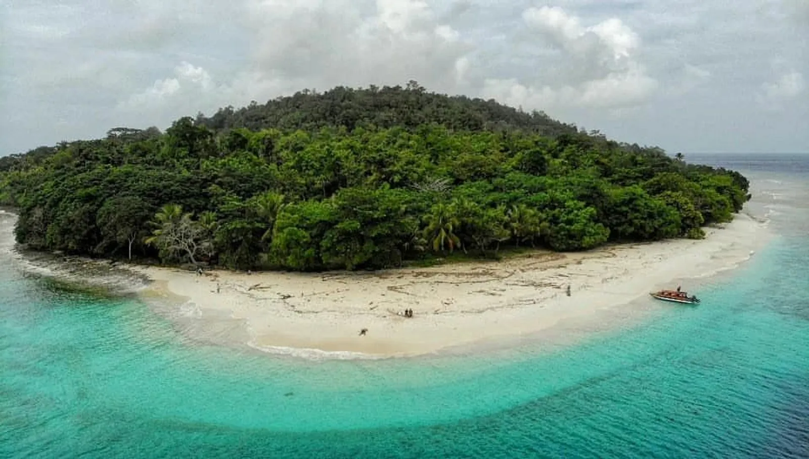 7 Surga Tropis Tersembunyi yang Wajib Kamu Datangi Saat di Maluku