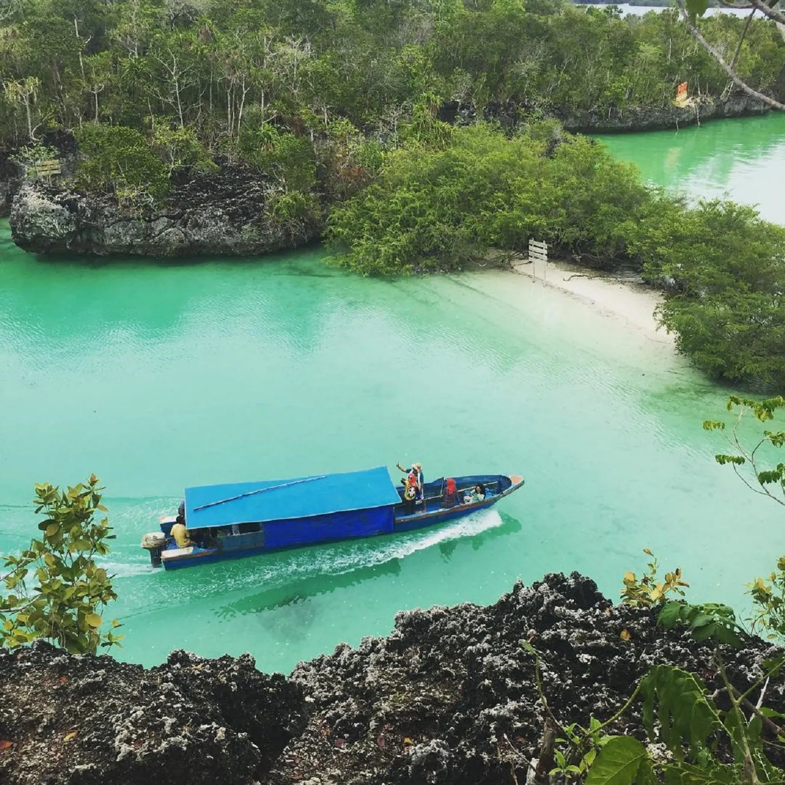 7 Surga Tropis Tersembunyi yang Wajib Kamu Datangi Saat di Maluku