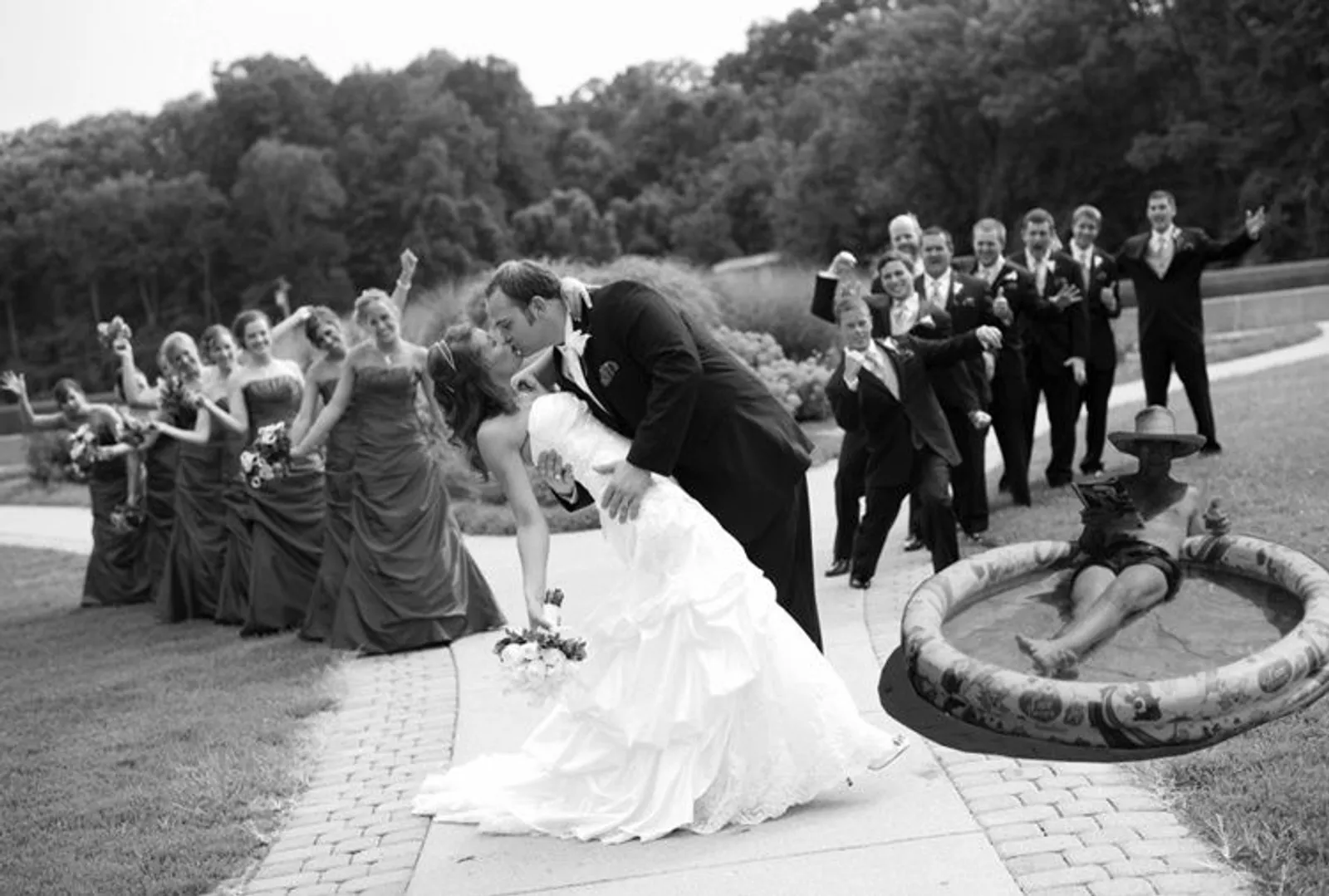 Gagal Romantis! 15 Foto Pernikahan Ini Justru Bikin Ketawa