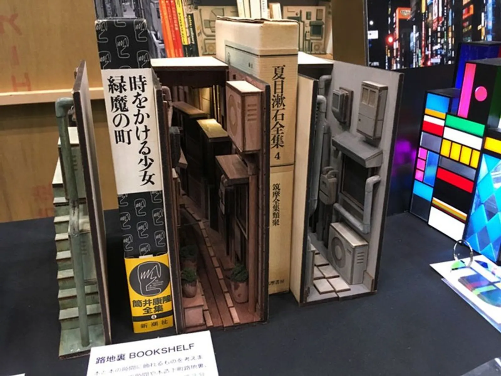 Desain Penahan Buku Gang Sempit di Tokyo Ini Bikin Rak Buku Jadi Keren