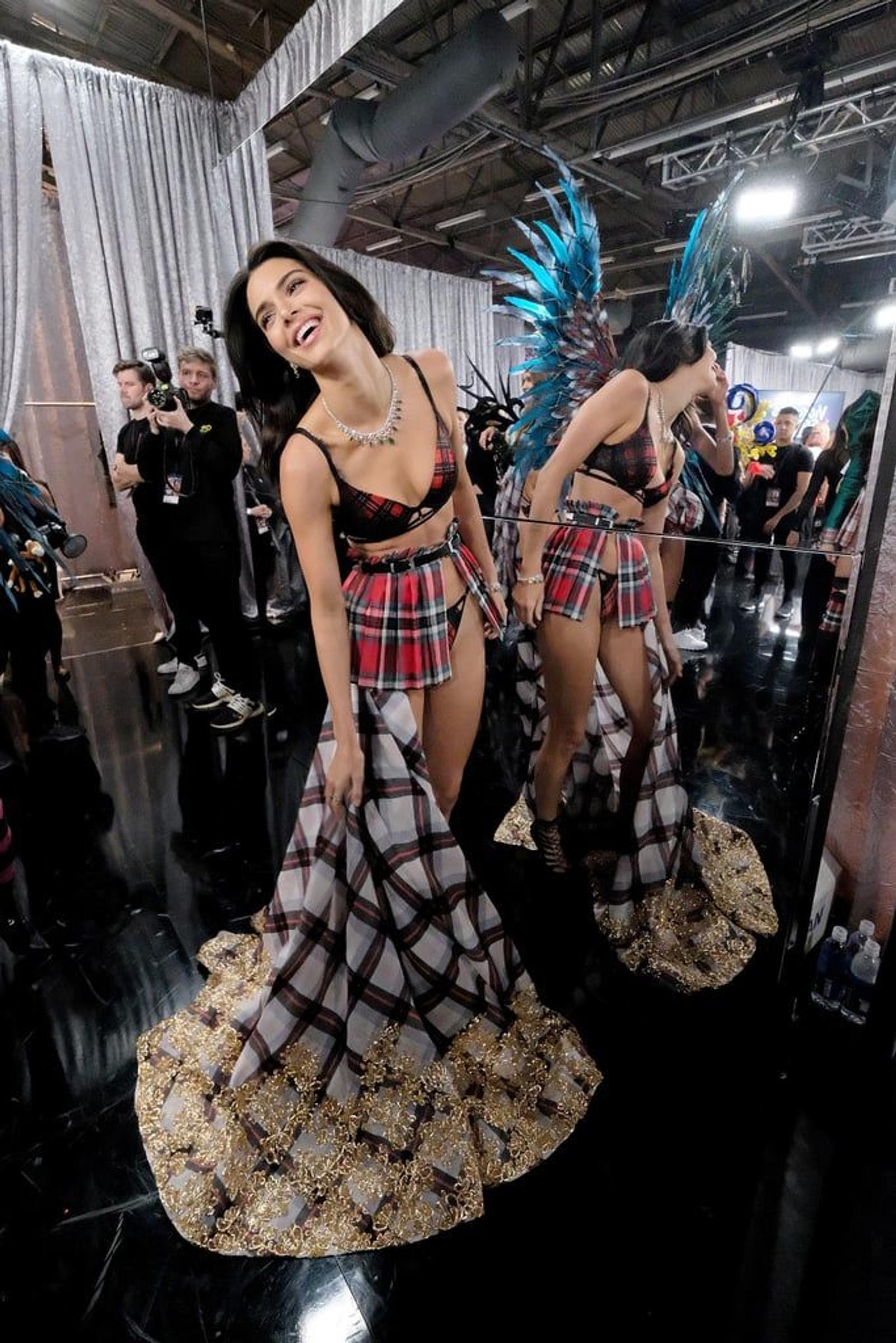 Momen Seksi Para Bidadari Victoria's Secret saat Di Backstage, No Jaim