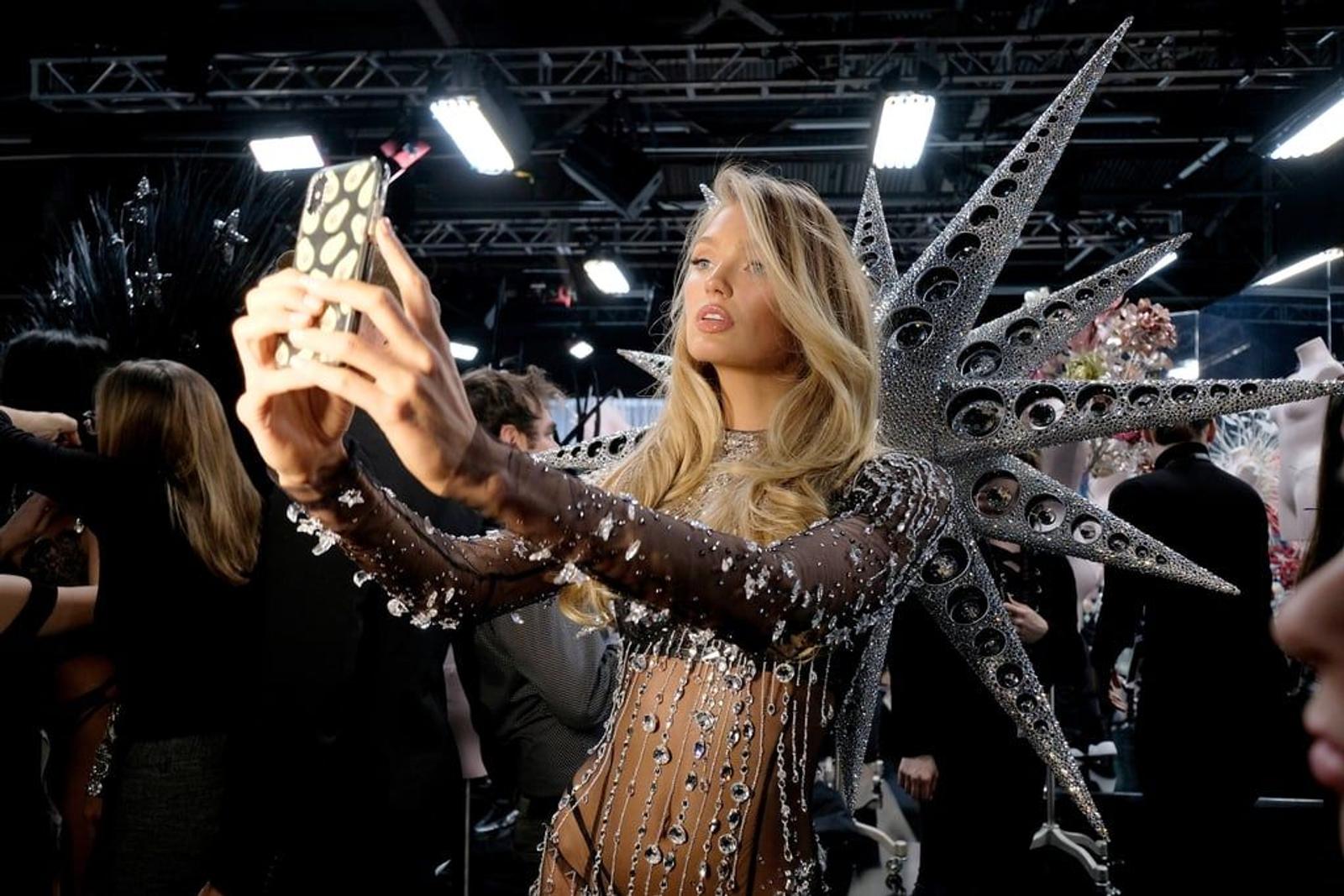 Momen Seksi Para Bidadari Victoria's Secret saat Di Backstage, No Jaim