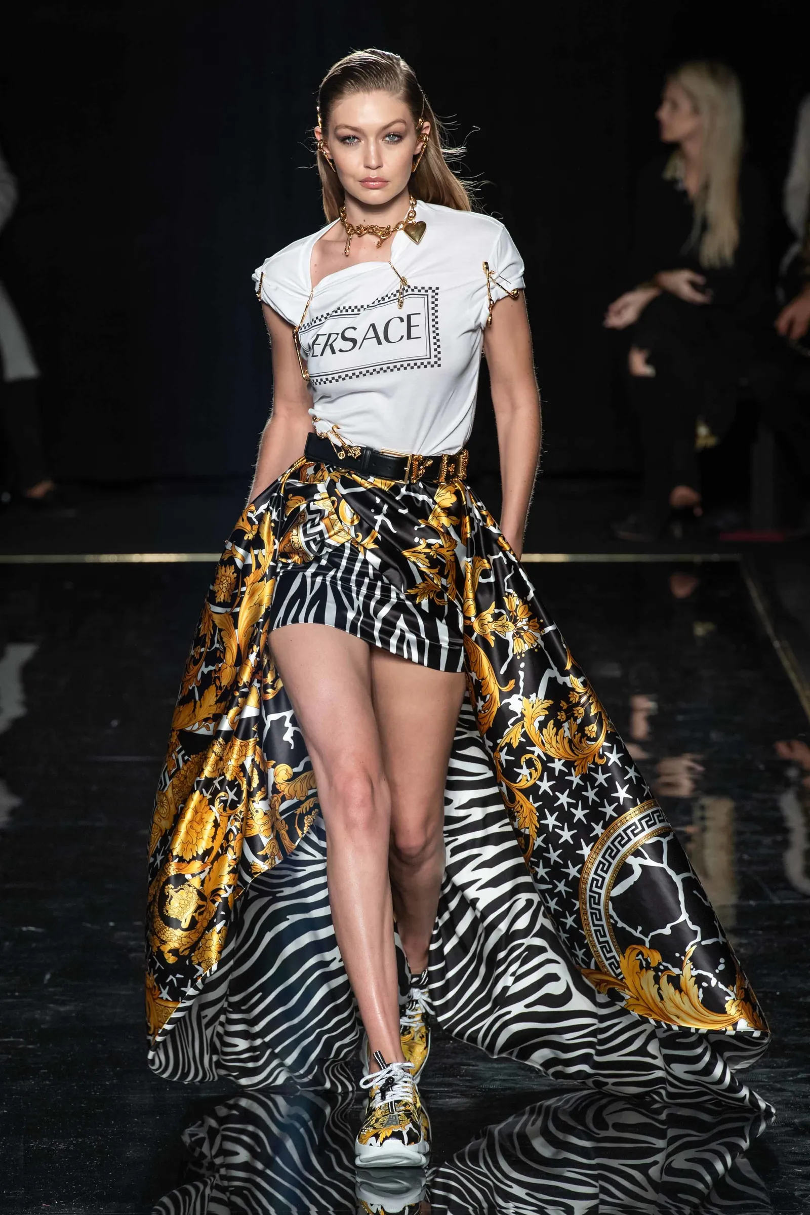 Versace Kembali Hidupkan Era '90an untuk Koleksi Pre-Fall 2019