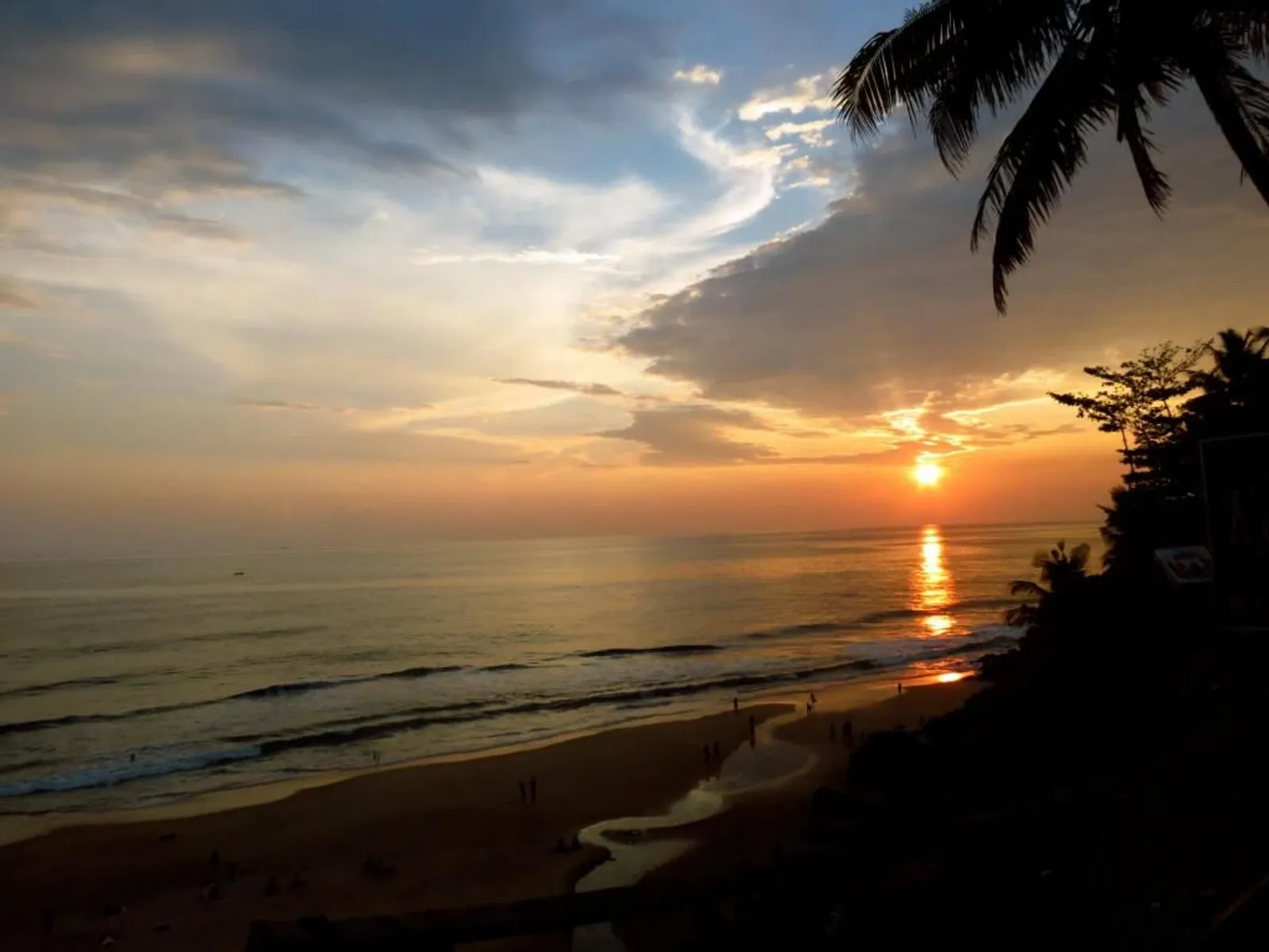 Eksotis Banget! Ini 7 Pantai Berpasir Hitam Terindah di Dunia