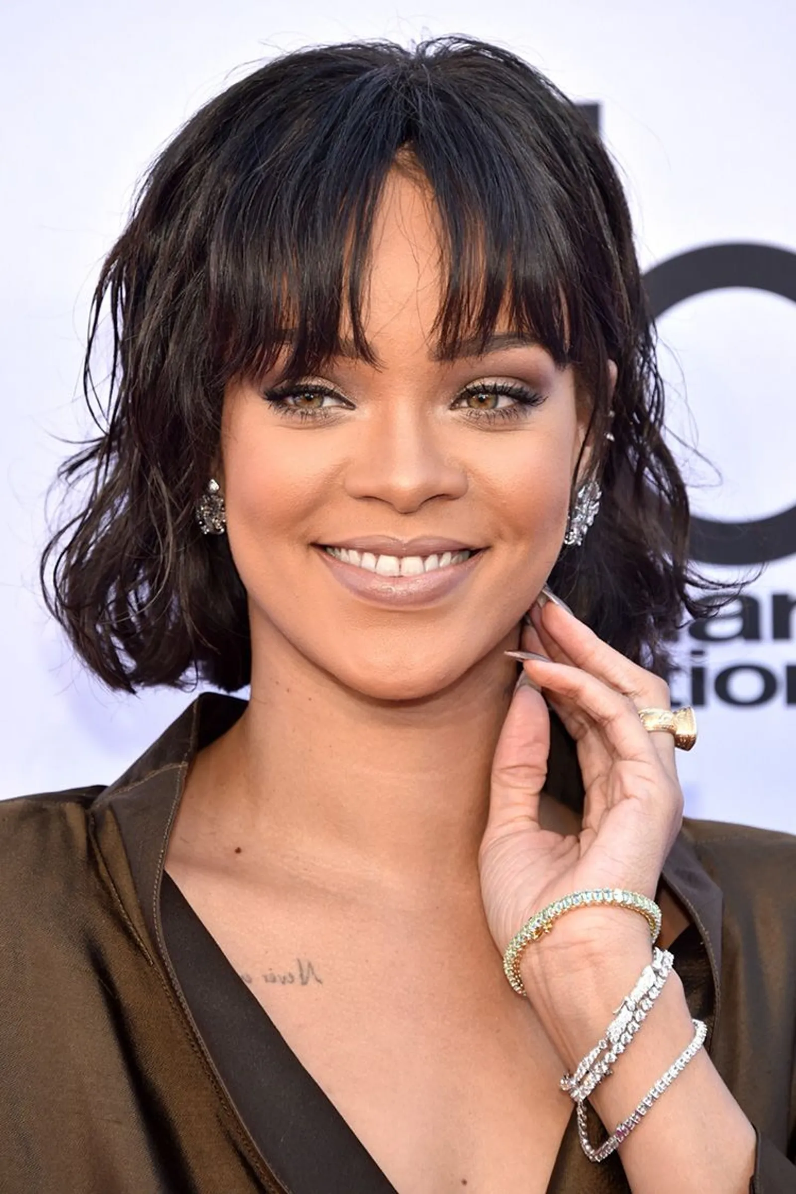 Berkulit Sawo Matang? Ini 9 Warna Rambut a la Rihanna yang Bisa Kamu Coba