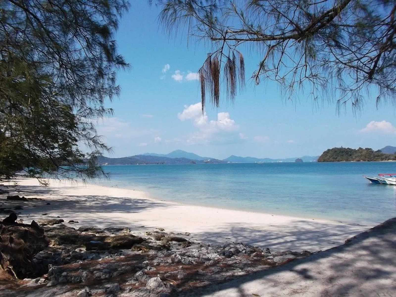 Eksotis Banget! Ini 7 Pantai Berpasir Hitam Terindah di Dunia