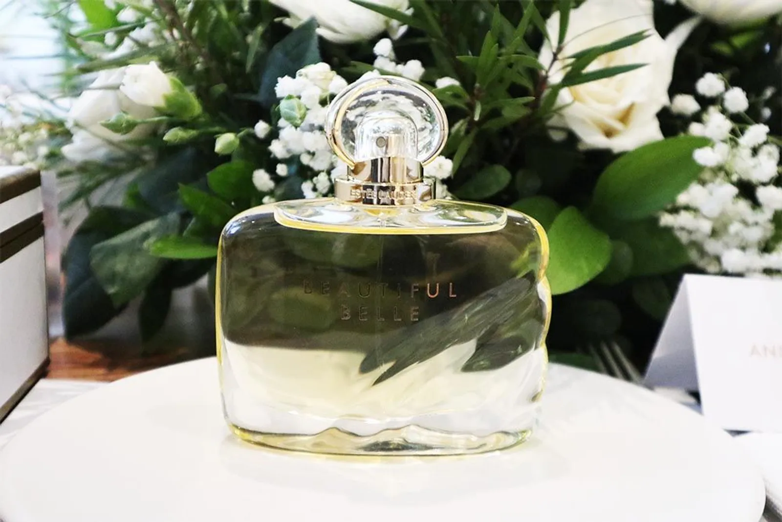 Estée Lauder Rilis Parfum Terbaru dengan Aroma Floral yang Romantis