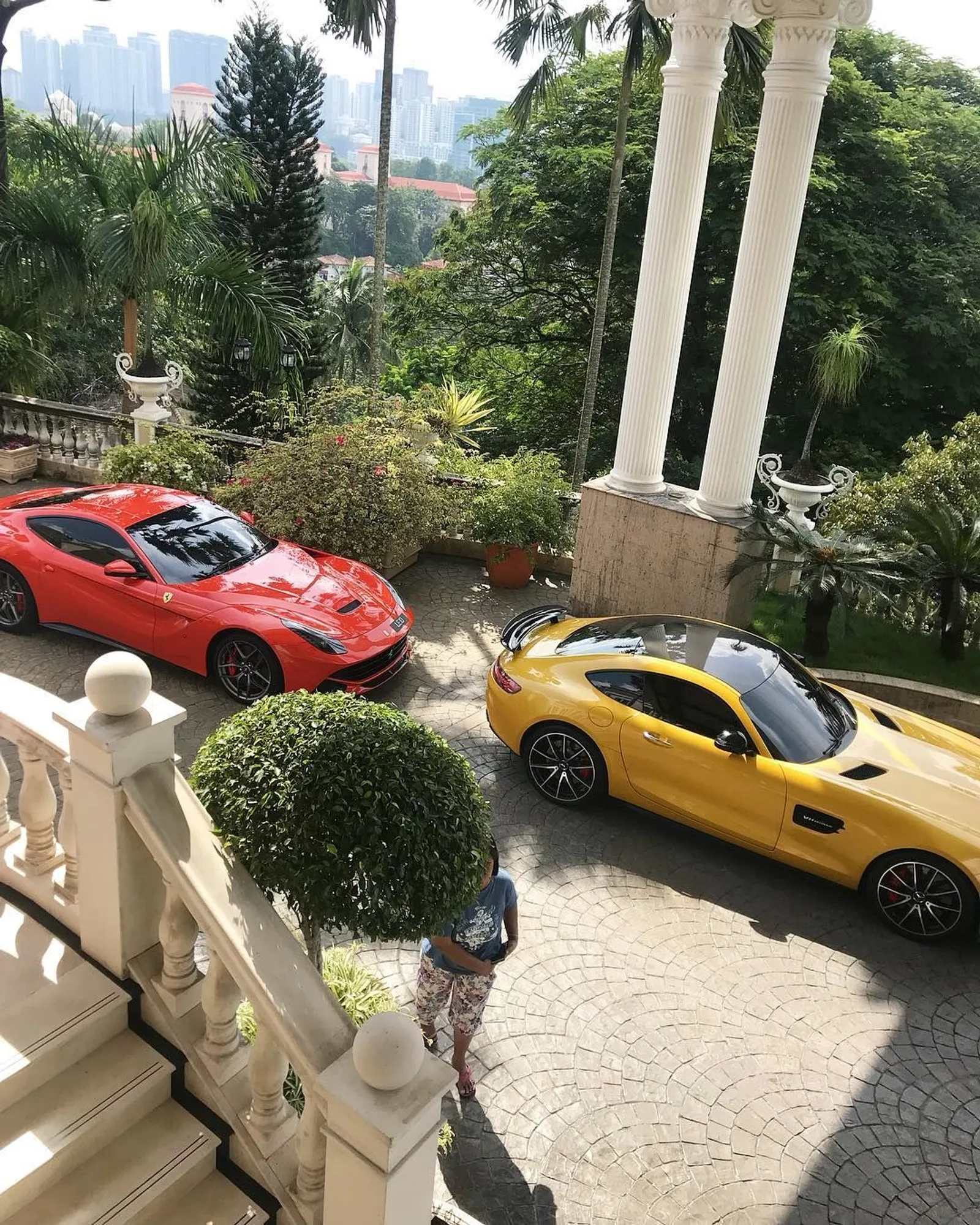 Kolektor Ferrari, Ini 5 Fakta Crazy Rich Malaysian ‘Gebetan’ Luna Maya