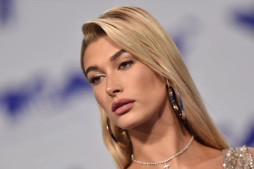 Hailey Baldwin Curhat, Segitu Beratnya Jadi Istri Justin Bieber?