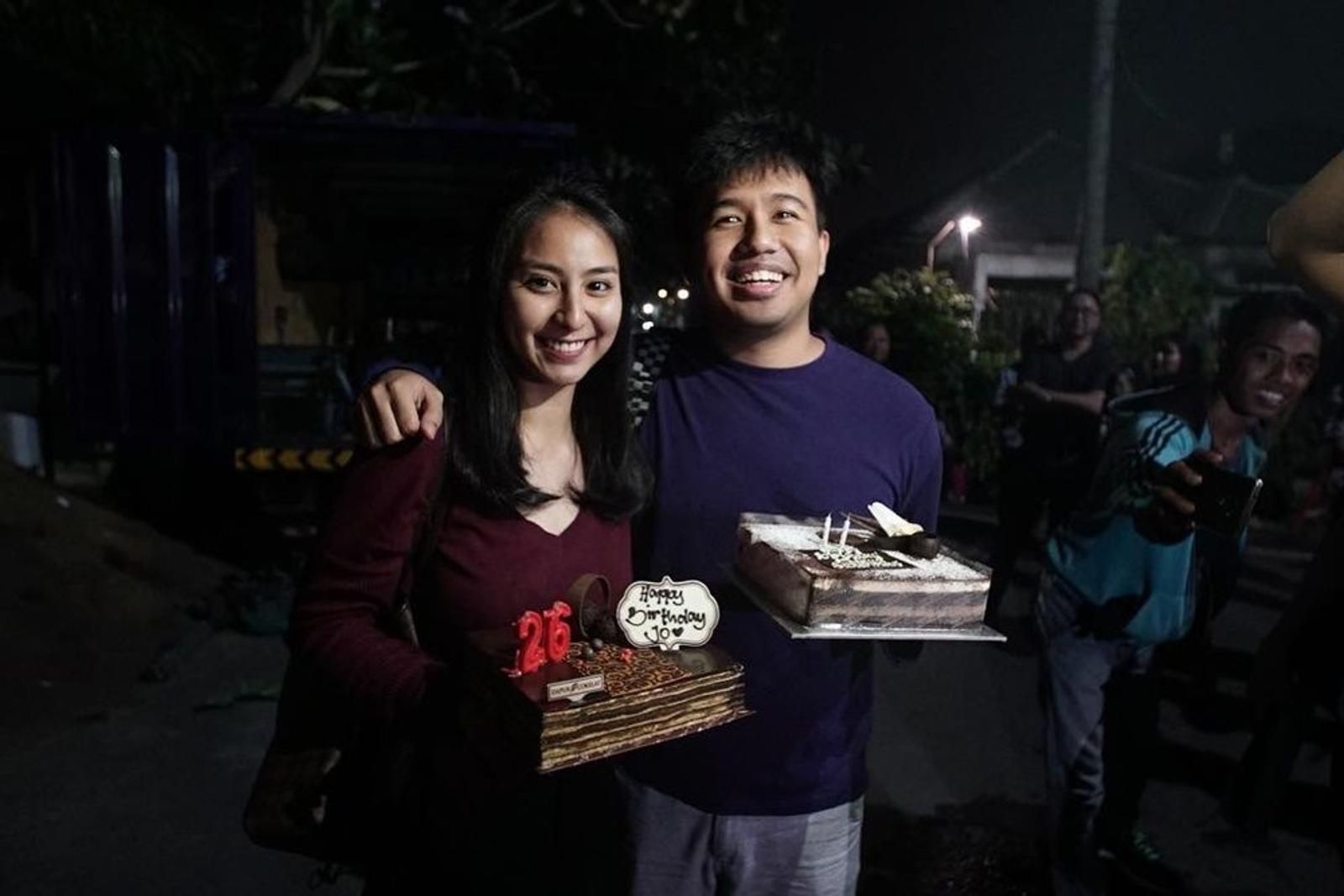 Gemas Maksimal! Ini 13 Gaya Pacaran Joshua Suherman dan Clairine Clay