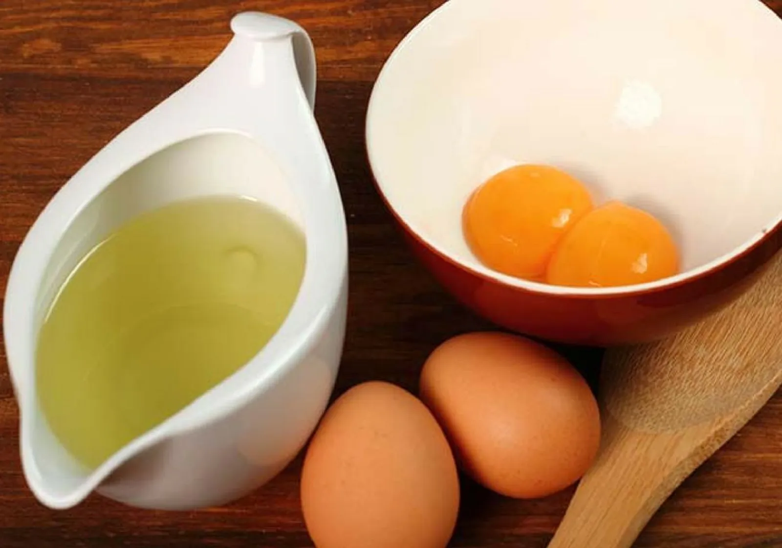 Маска для волос из яйца в домашних. Оливковое масло и яйца. Яйца масло. Яйцо и мед. Оливковое масло, мед и яйцо.
