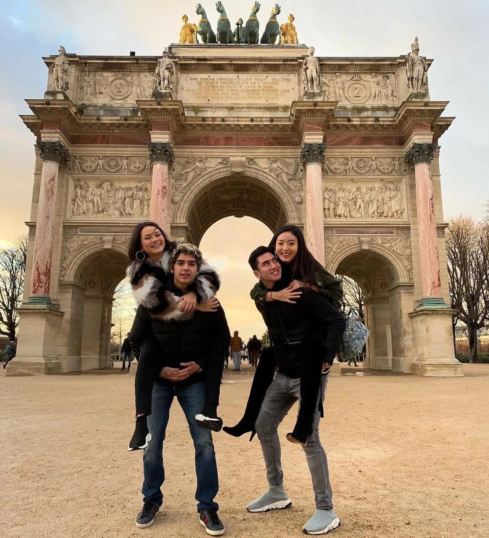Serasi! Simak Potret Verrel-Natasha dan Al-Alyssa Double Date di Paris