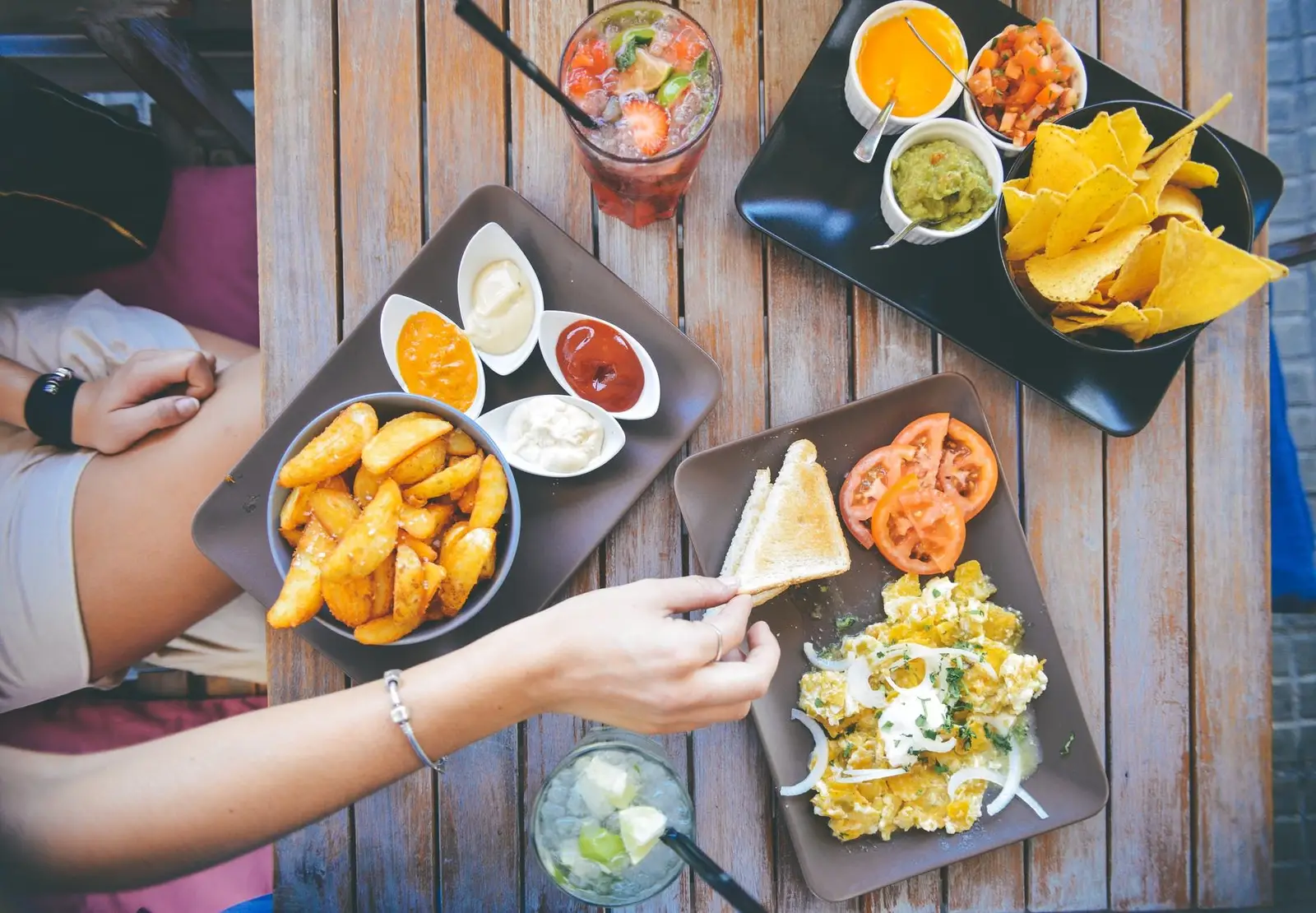 Makan di Kala Stres? Mungkin Kamu Terkena Emotional Eating