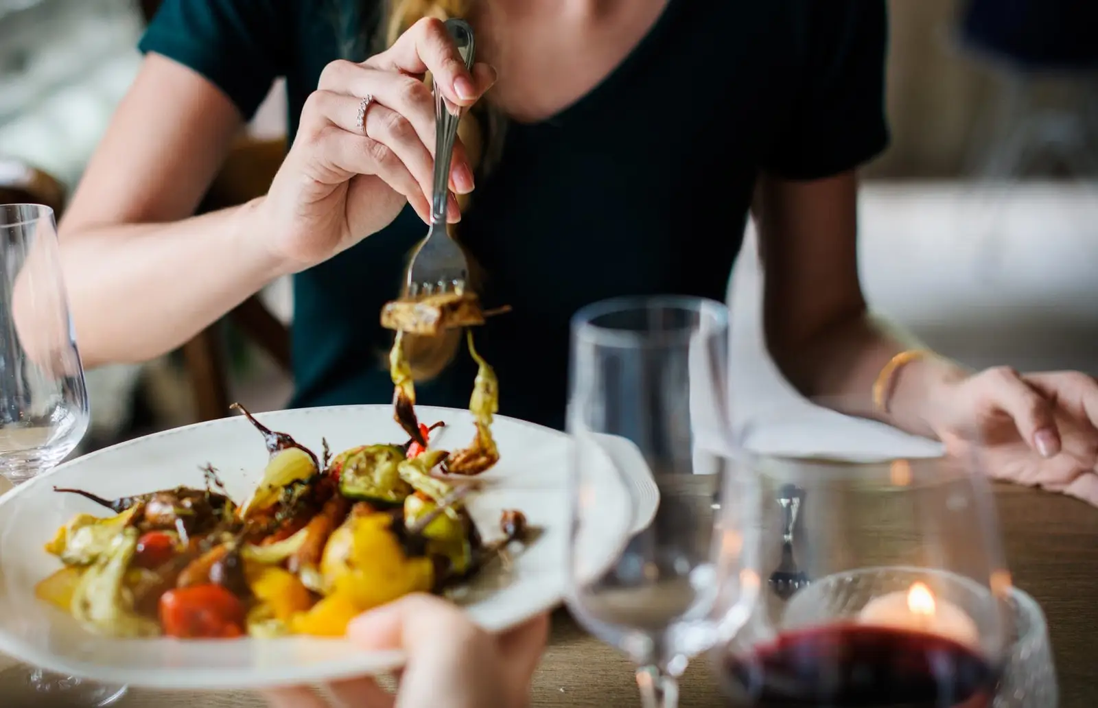 Makan di Kala Stres? Mungkin Kamu Terkena Emotional Eating