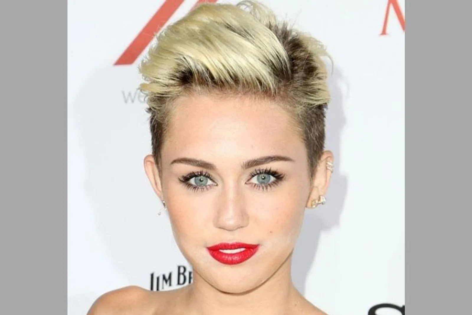 Mulai dari Gadis Polos hingga Jadi Liar, Ini Transformasi Miley Cyrus