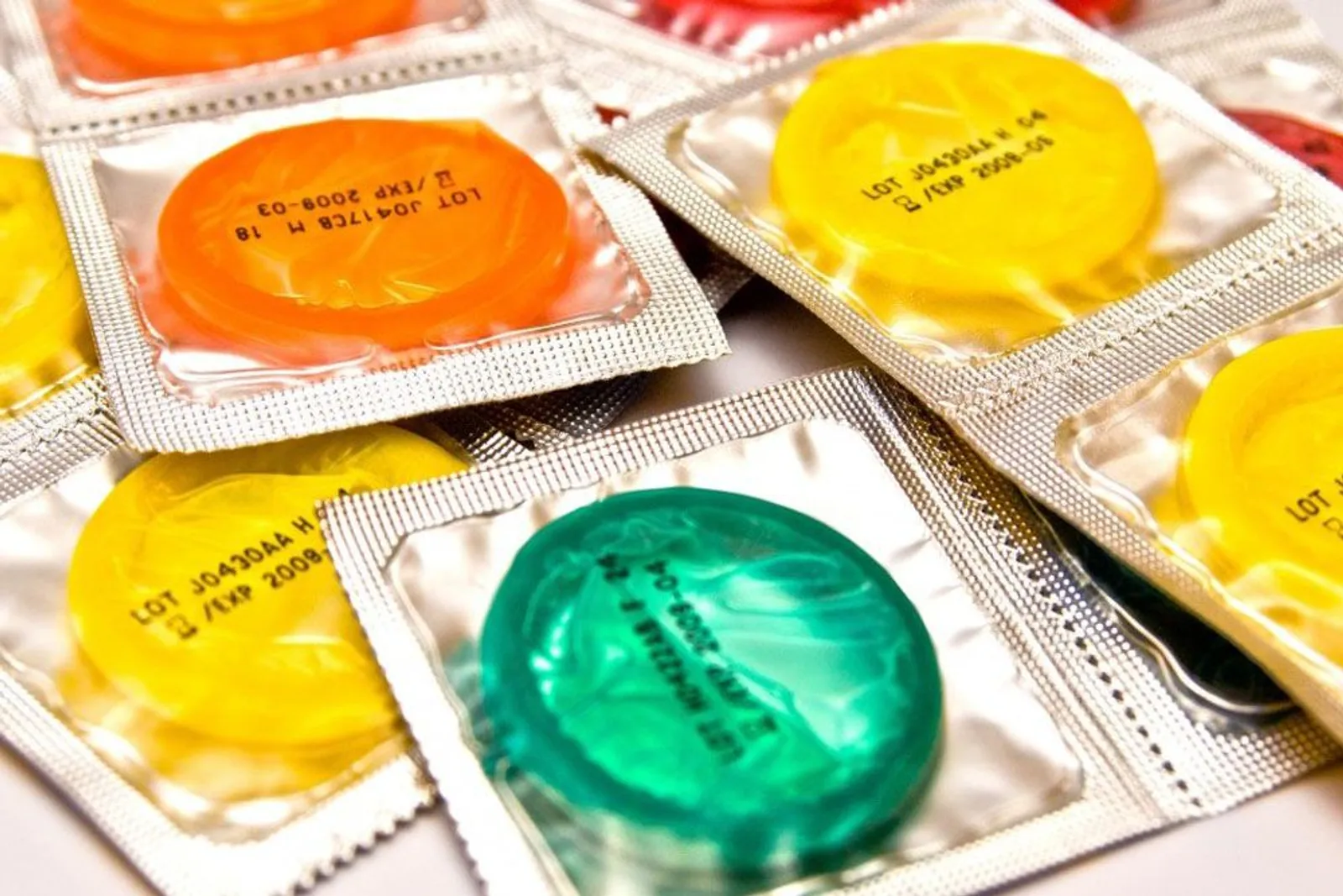 Mau Seks Aman? Ikuti 7 Tips Penggunaan Kondom Ini!