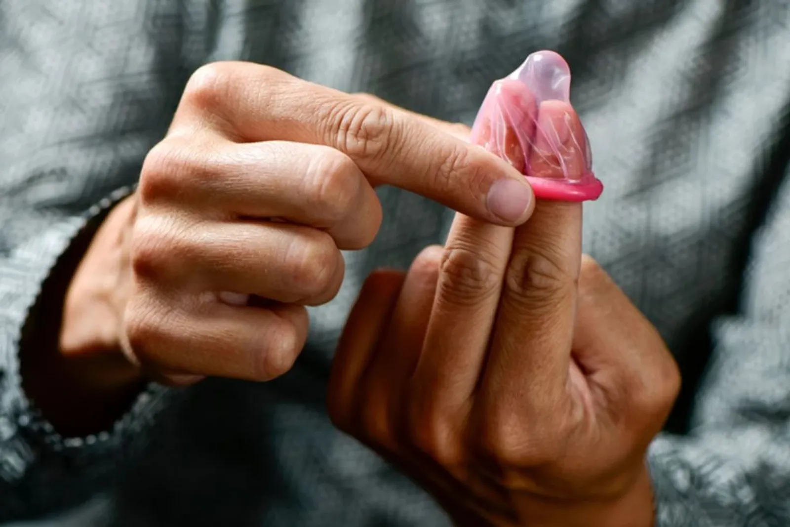 Mau Seks Aman? Ikuti 7 Tips Penggunaan Kondom Ini!