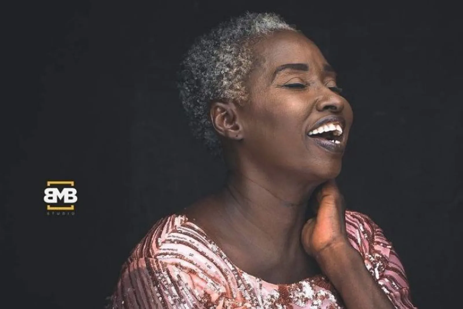Fotografer Ini Tunjukkan Sisi Kecantikan Penduduk Afrika yang Eksotis