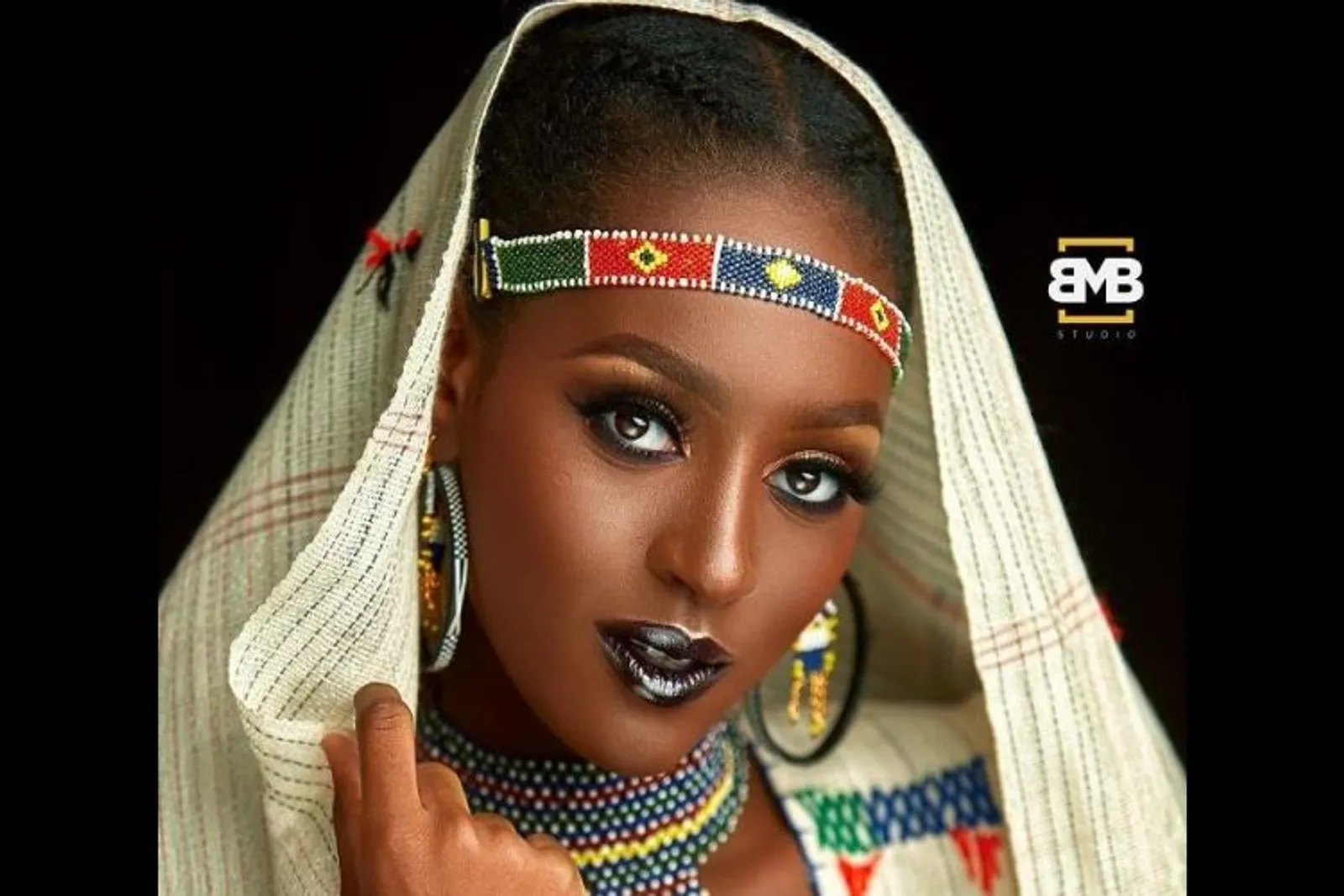Fotografer Ini Tunjukkan Sisi Kecantikan Penduduk Afrika yang Eksotis