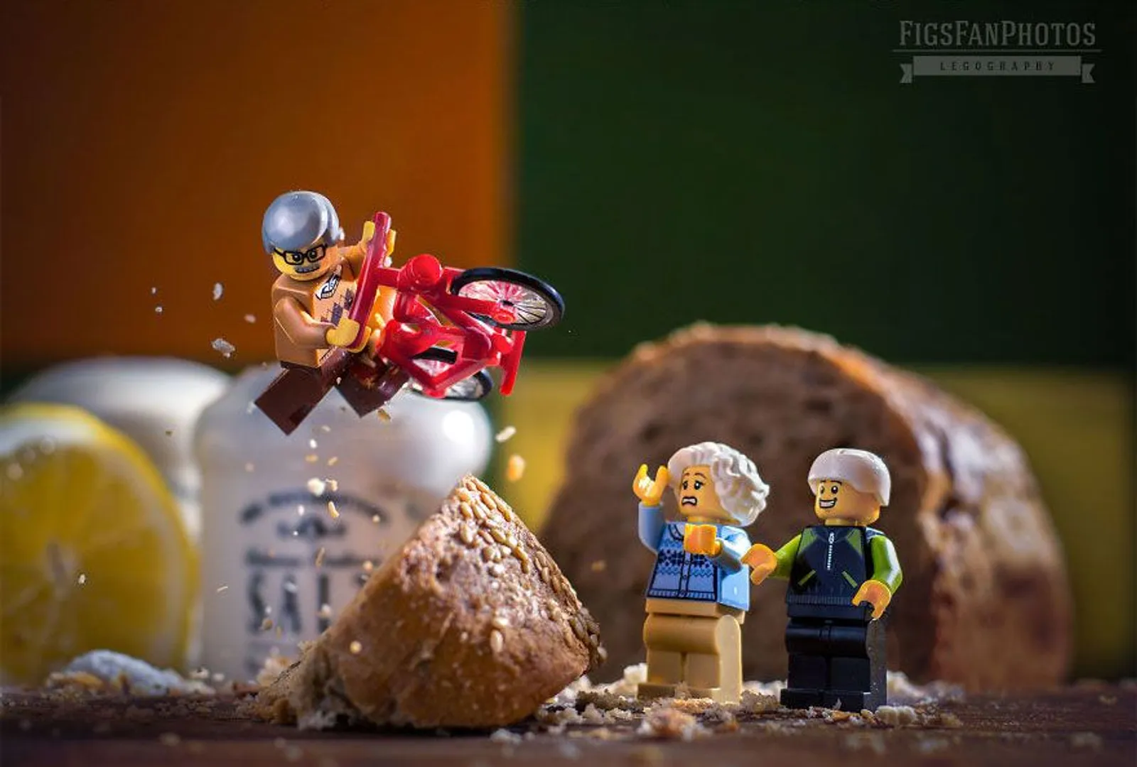Fotografer Ini Sukses Berkreasi dengan Lego Jadi Foto yang Super Keren