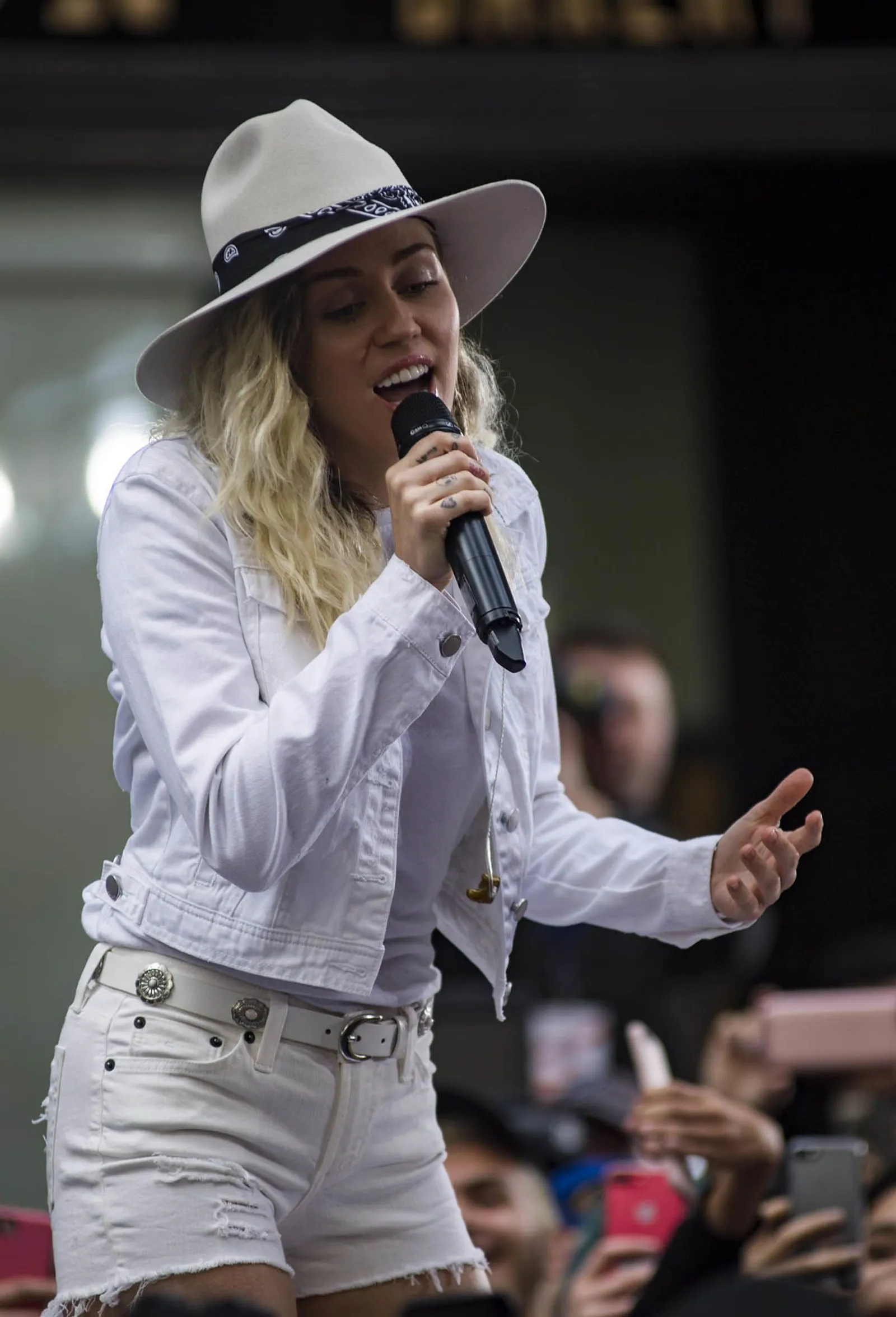 Lagu Terbaru Miley Cyrus Terinspirasi dari Kebakaran Hutan California?