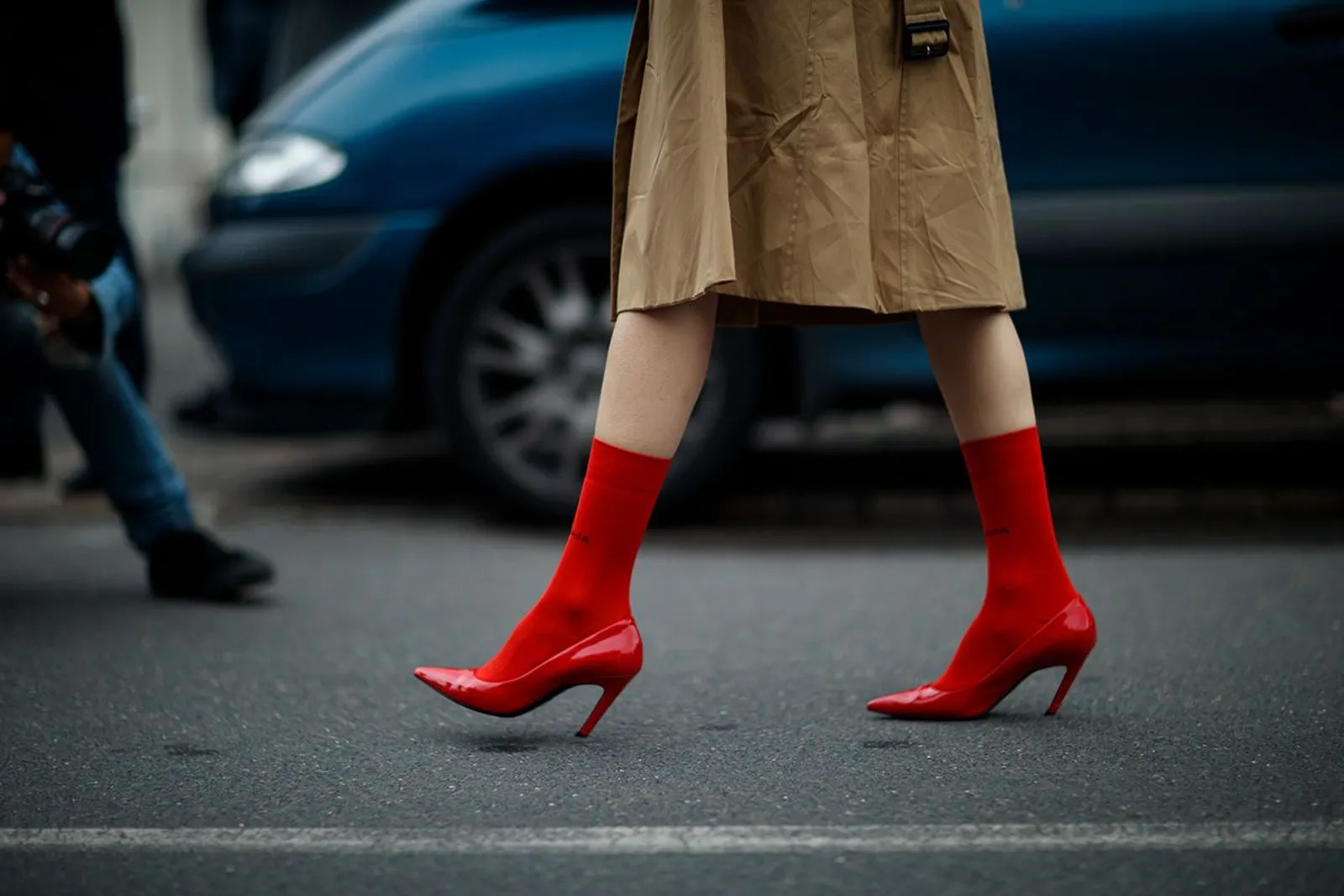 5 Cara Bikin Gayamu Kelihatan Standout dengan Sepatu Warna Merah