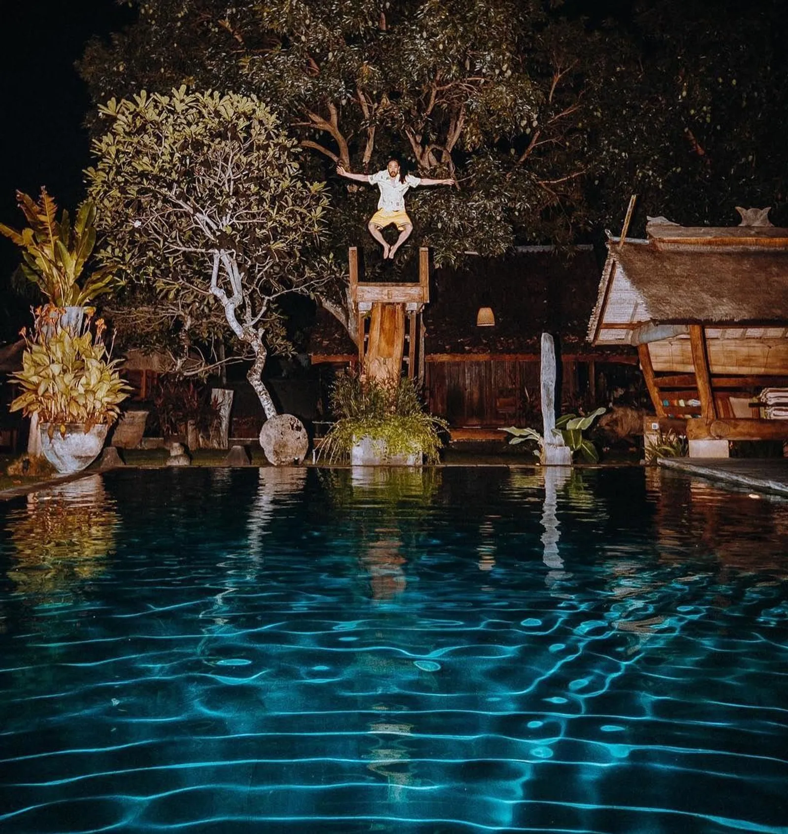Hebohnya Steve Aoki di Bali, Kibar Bendera Indonesia Hingga Naik Ojek