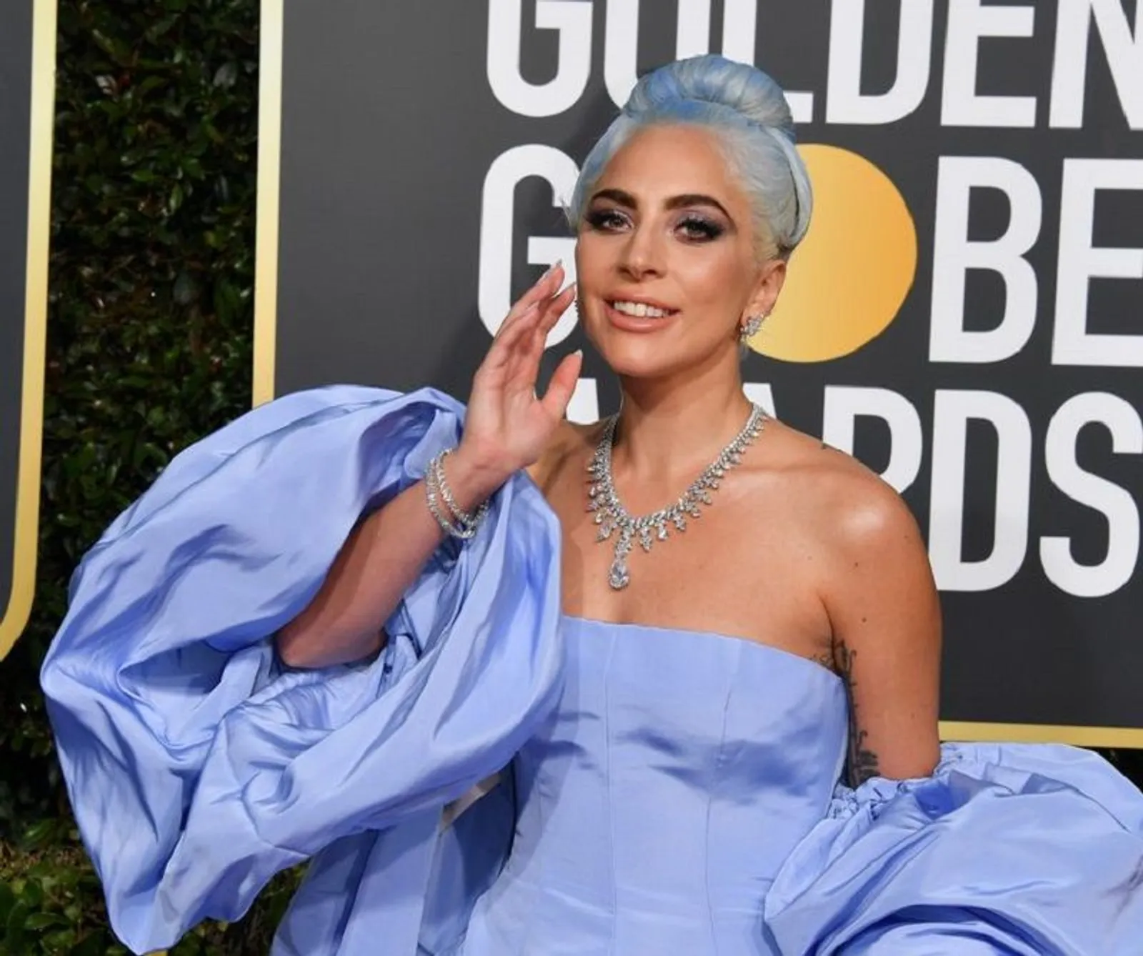 Fakta Dibalik Gaun Indah yang Lady Gaga Kenakan di Golden Globe Awards