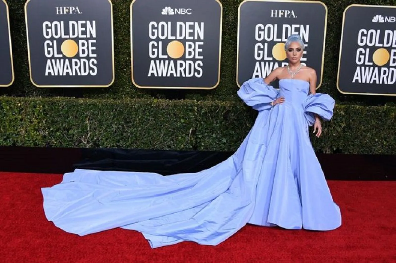 Fakta Dibalik Gaun Indah yang Lady Gaga Kenakan di Golden Globe Awards