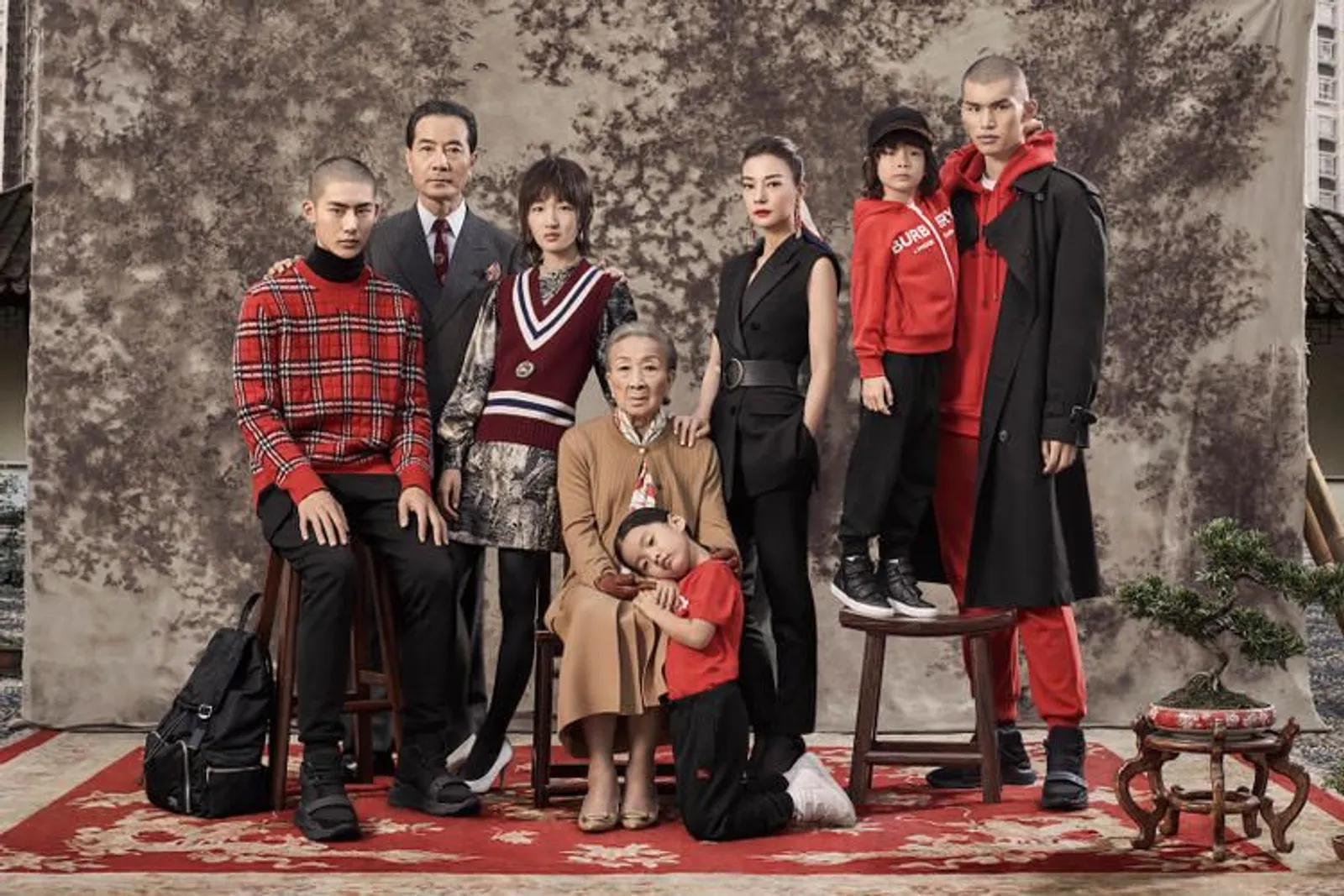 Zhao Wei & Zhou Dongyu Bintangi Kampanye Iklan Burberry Koleksi Imlek