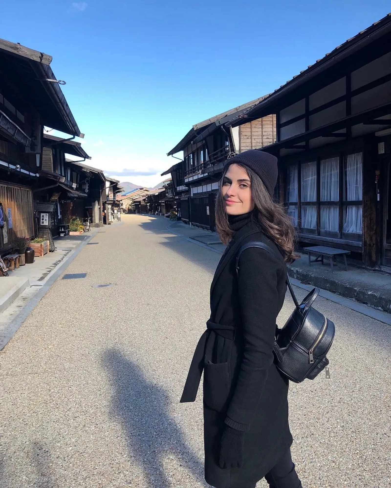 Mendadak Terkenal, Intip Ketika Fiji Water Girl Liburan ke Jepang