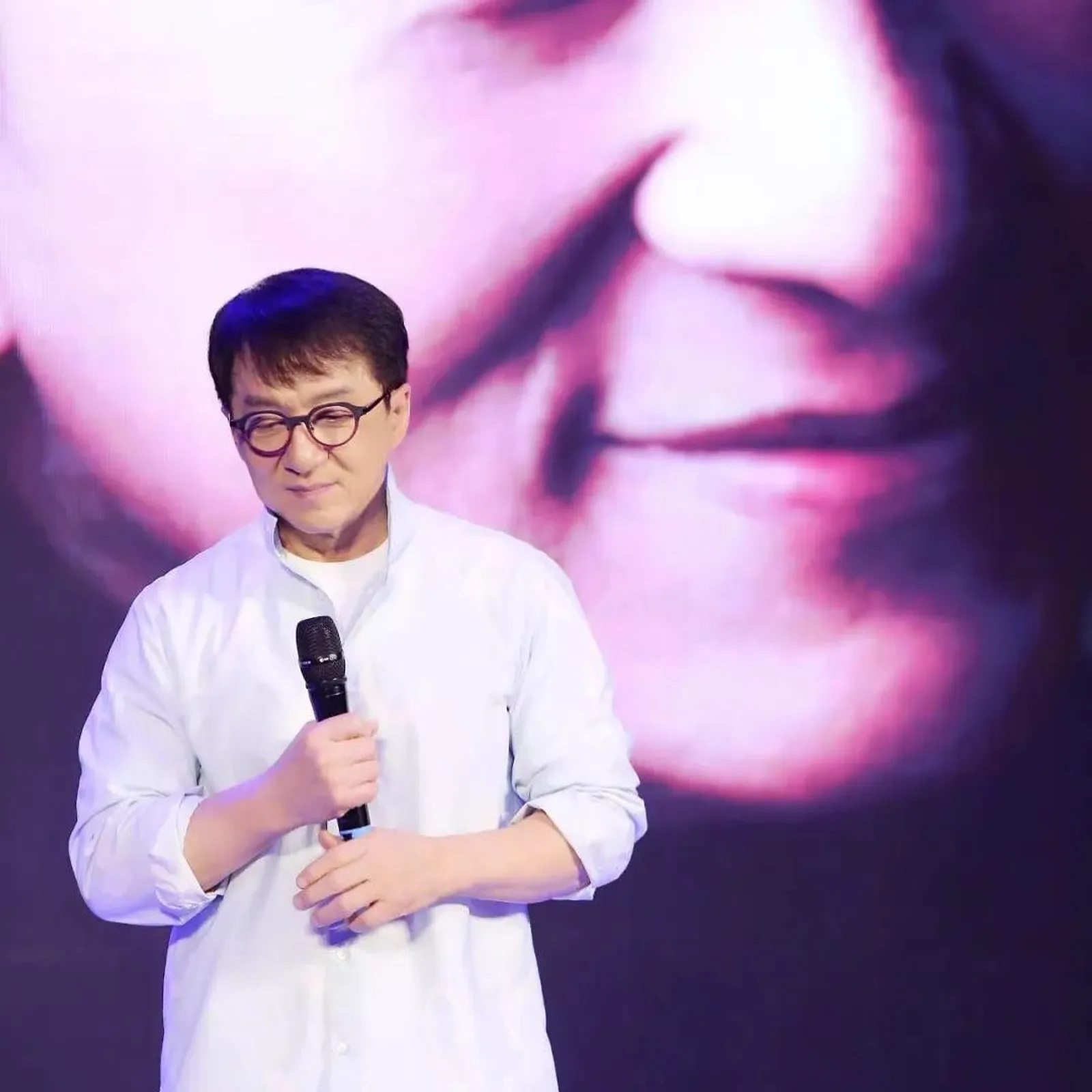 Pernah Ditembak, hingga 10 Fakta Kehidupan Liar Aktor Jackie Chan