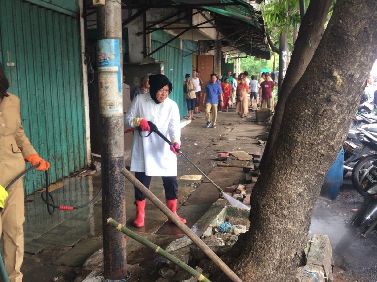 Aksi Turun ke Jalan yang Viral Versi Walikota Surabaya Tri Rismaharini