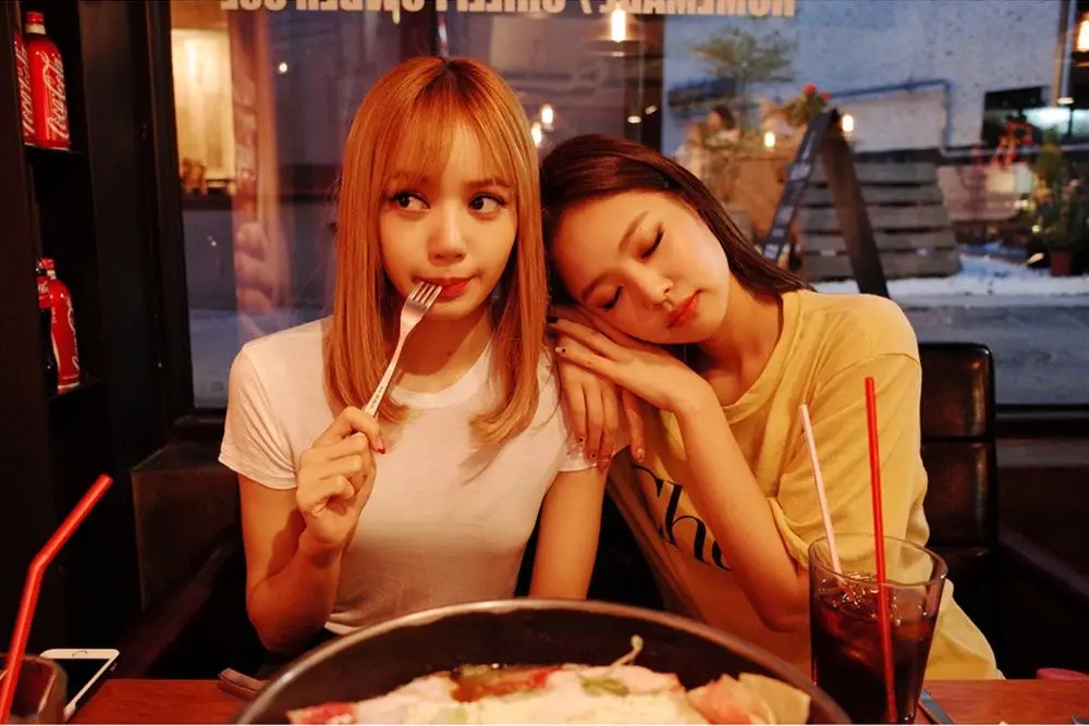 Friendship Goals! Ini 10 Bukti Kekompakan Jennie dan Lisa 'BLACKPINK'