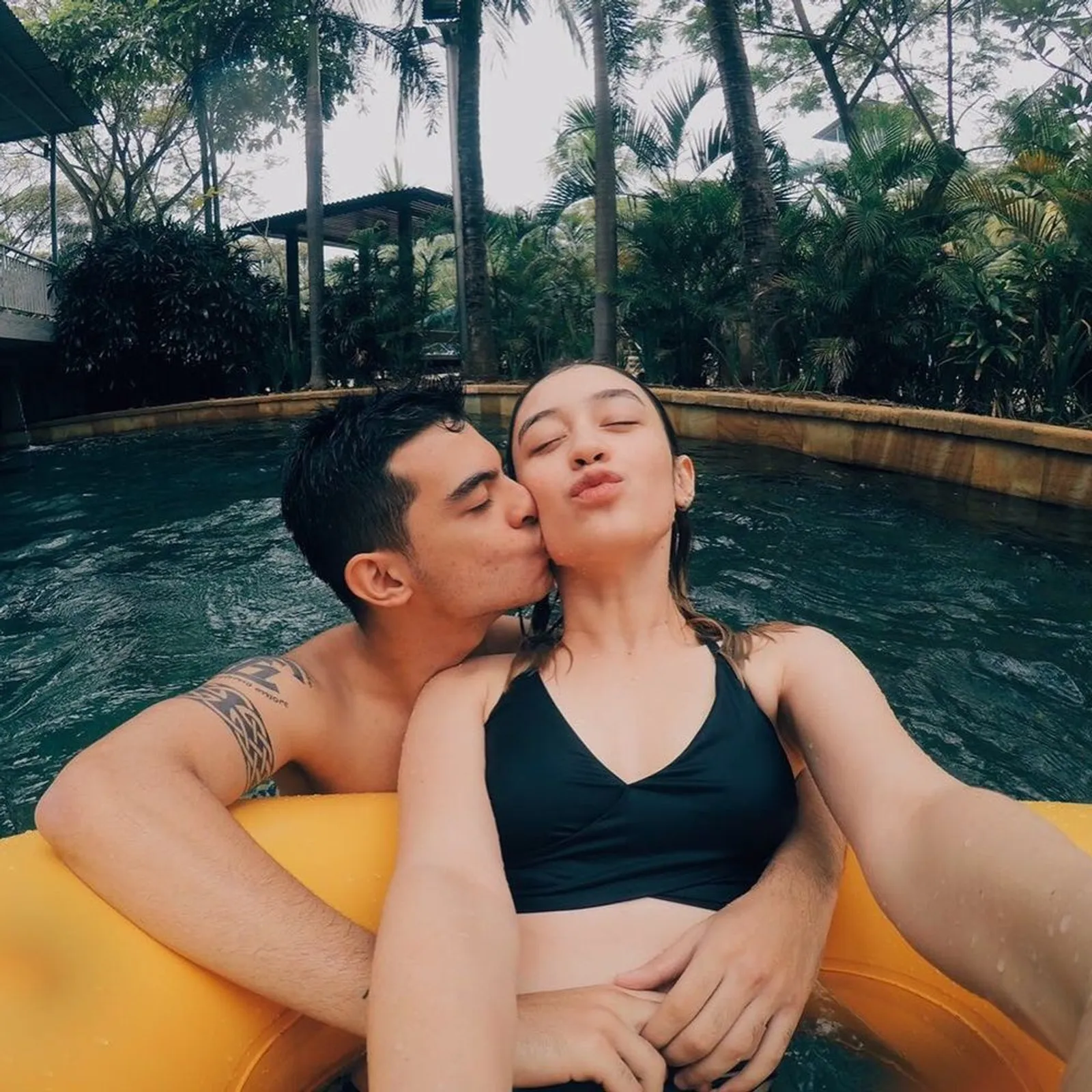 Kontroversial! Ini 7 Pose Mesra Artis Saat Berenang Bareng Pacar