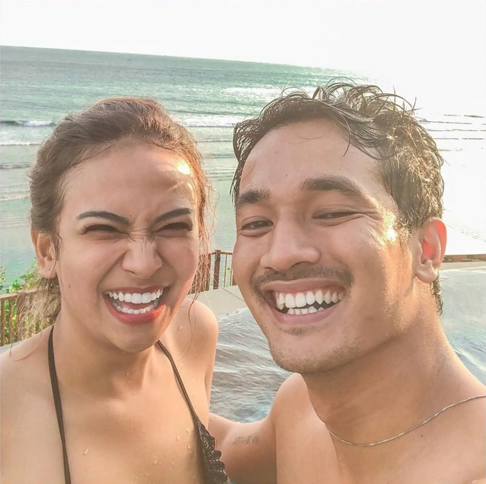 Kontroversial! Ini 7 Pose Mesra Artis Saat Berenang Bareng Pacar