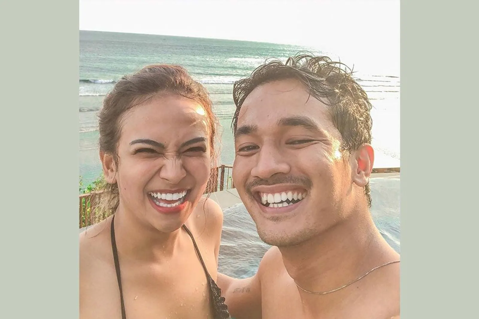 Kontroversial! Ini 7 Pose Mesra Artis Saat Berenang Bareng Pacar