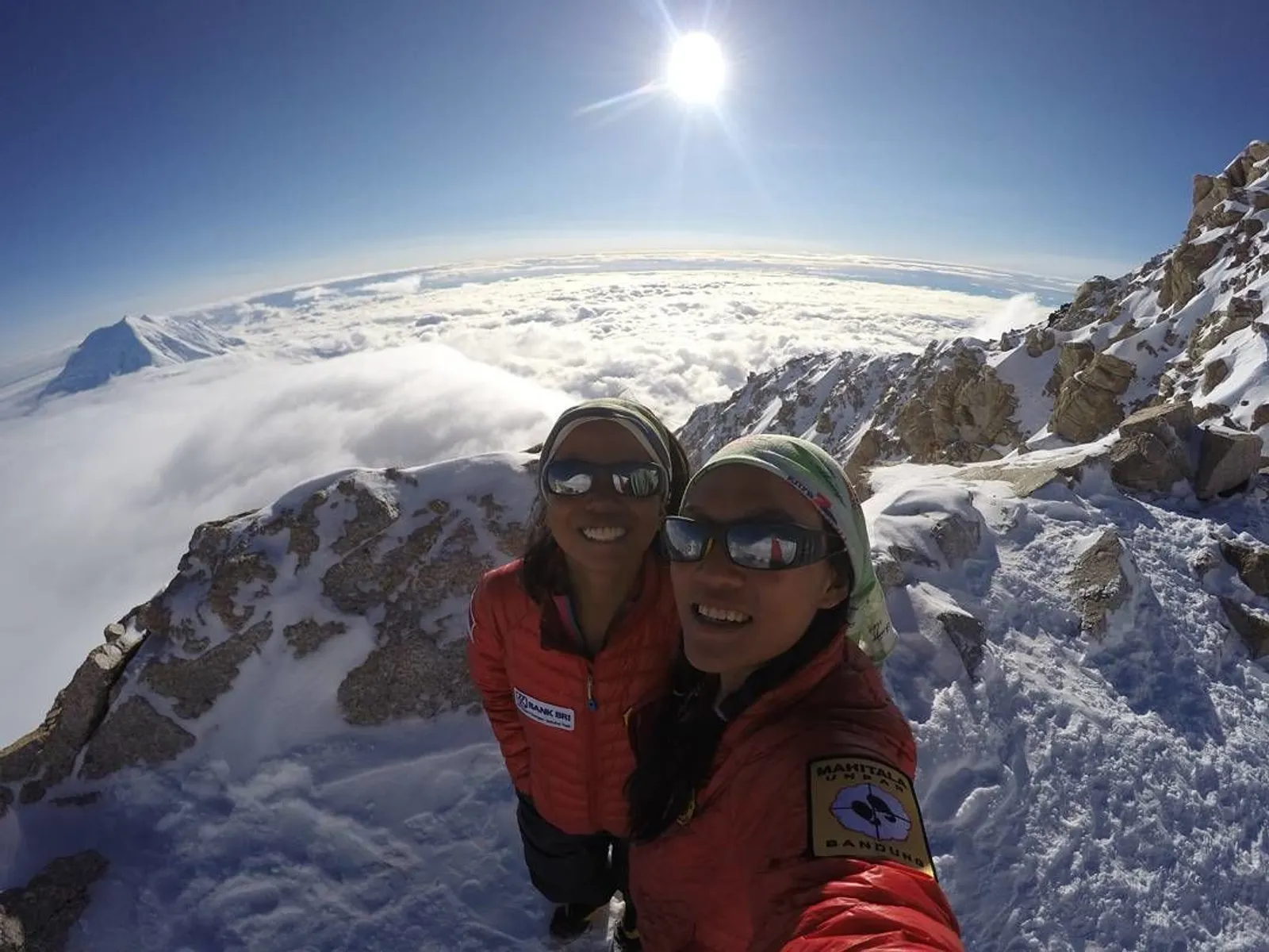 Kisah Dua Srikandi Berhasil Mengibarkan Bendera Merah Putih di Everest