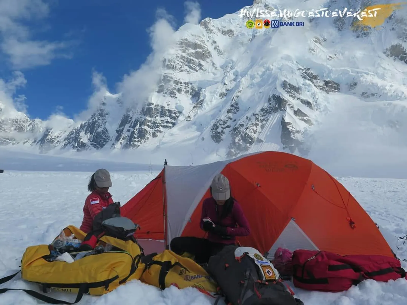 Kisah Dua Srikandi Berhasil Mengibarkan Bendera Merah Putih di Everest