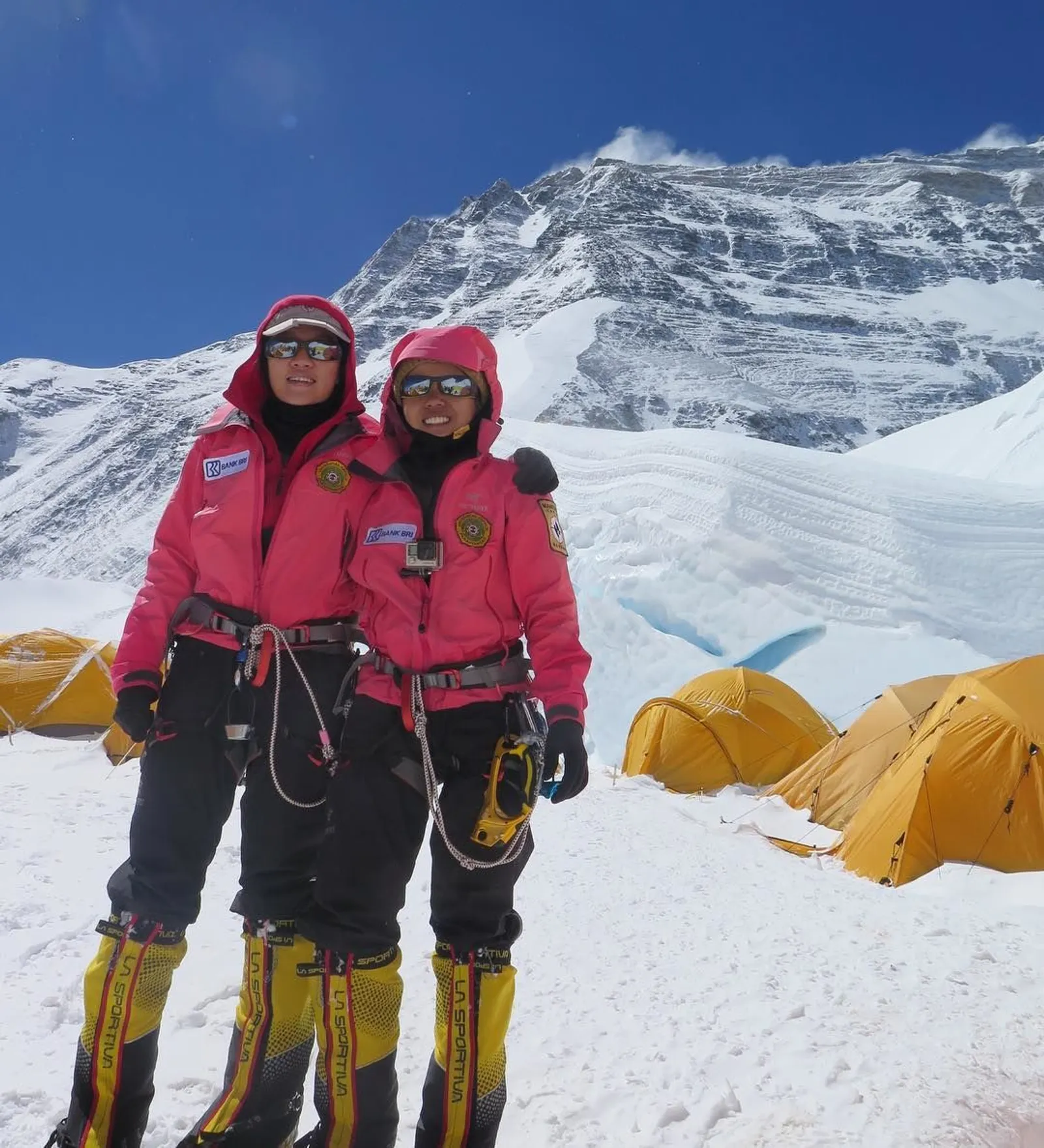 Kisah Dua Srikandi Berhasil Mengibarkan Bendera Merah Putih di Everest